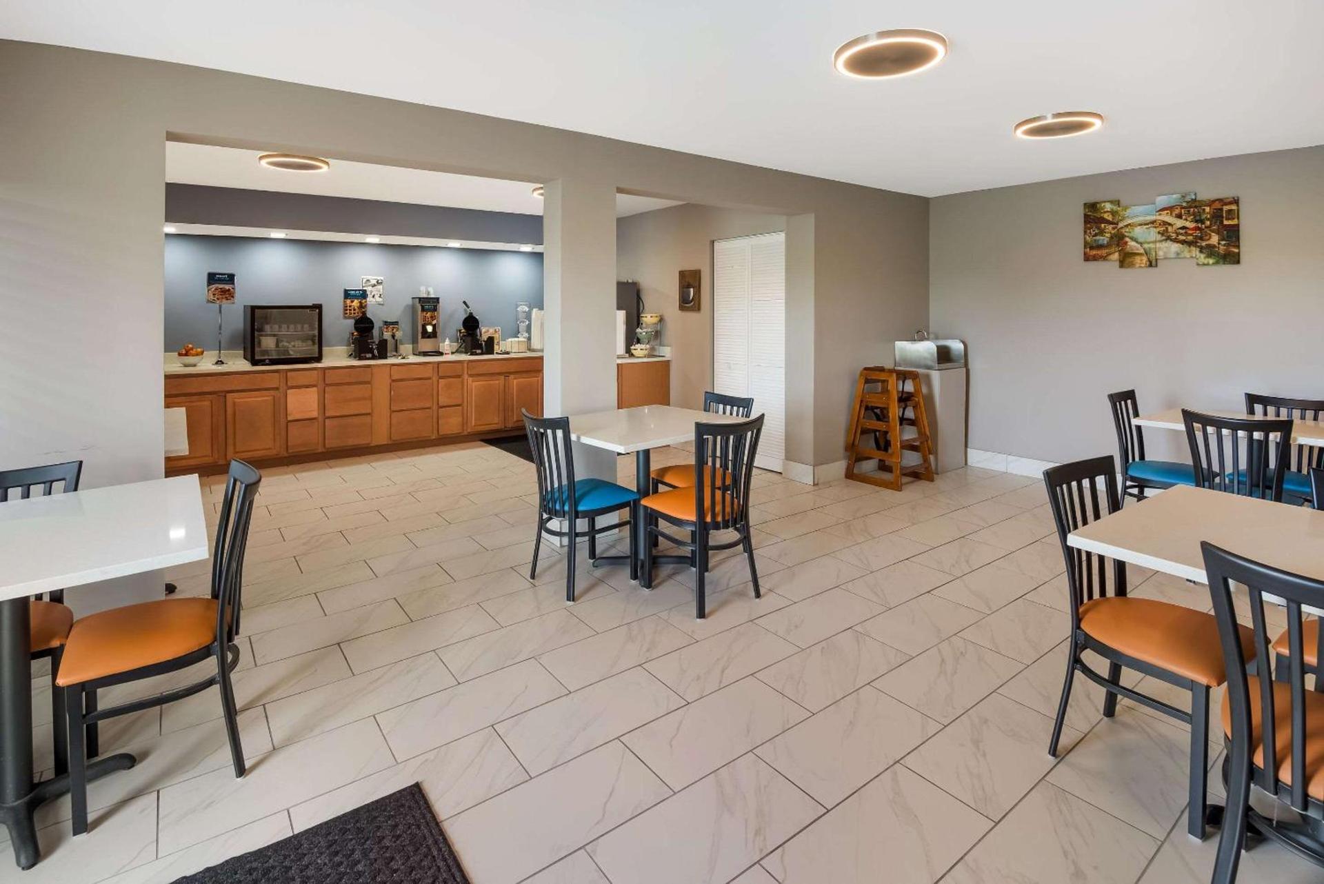 Clarion Pointe Indianapolis Northeast photo 36