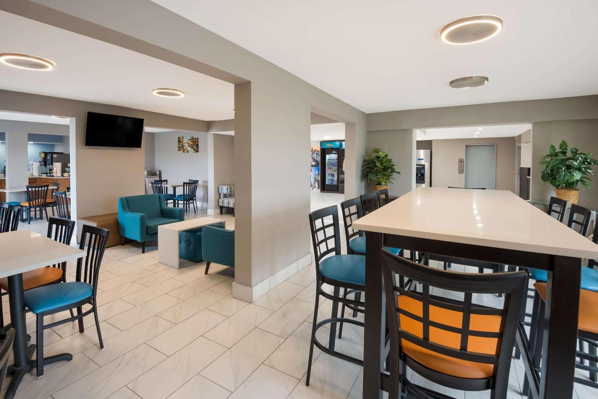 Clarion Pointe Indianapolis Northeast photo 37