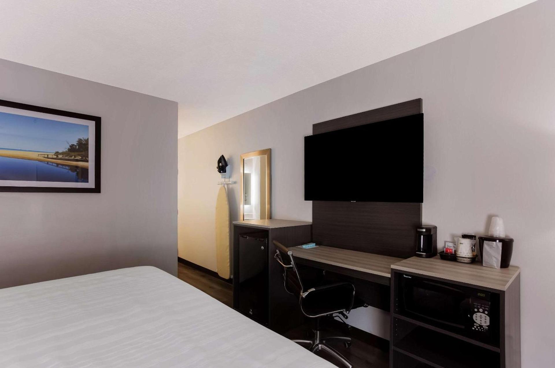 Quality Inn South Bend near Notre Dame photo 30