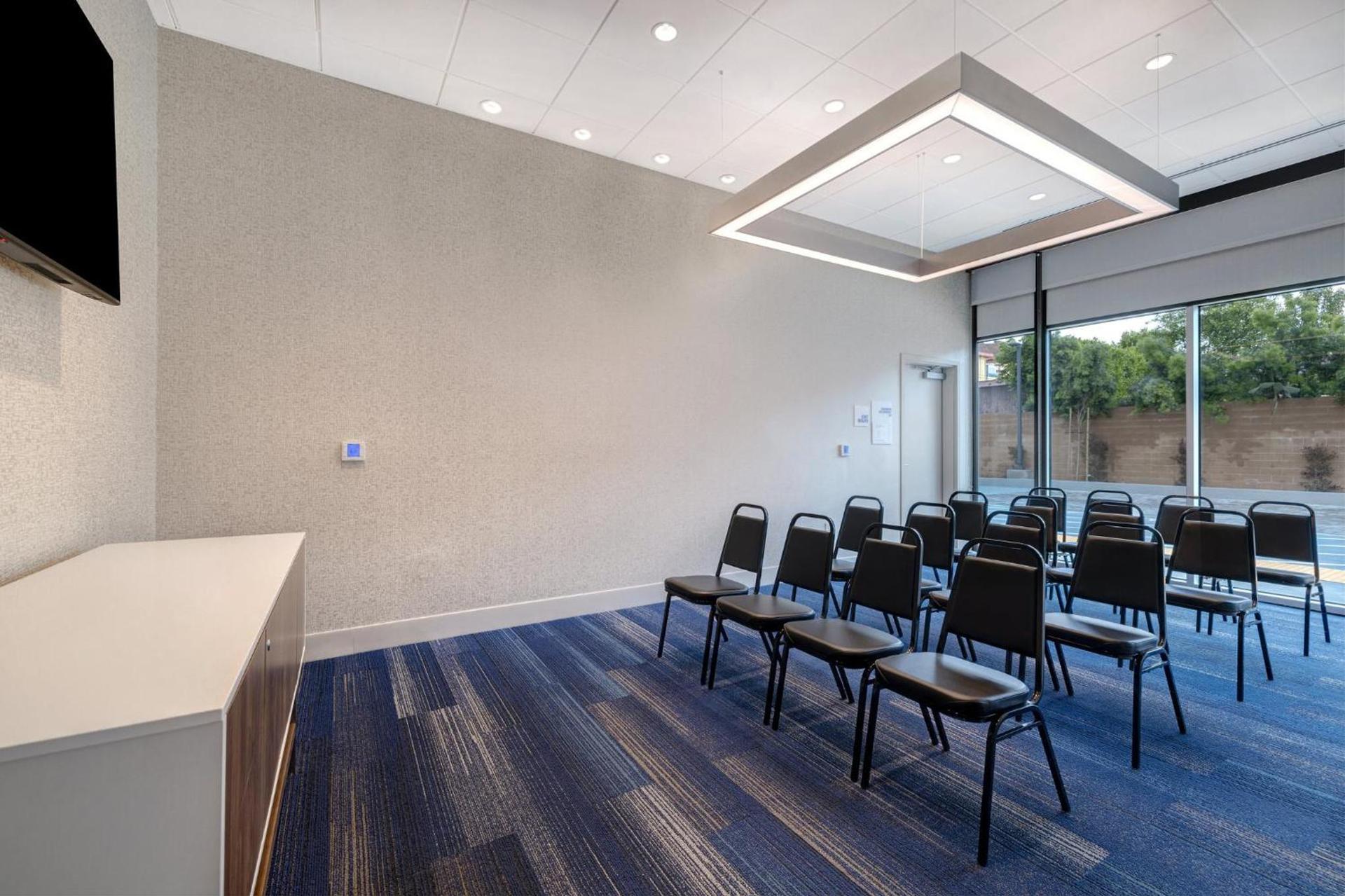 Holiday Inn Express & Suites - Glendale Downtown photo 91