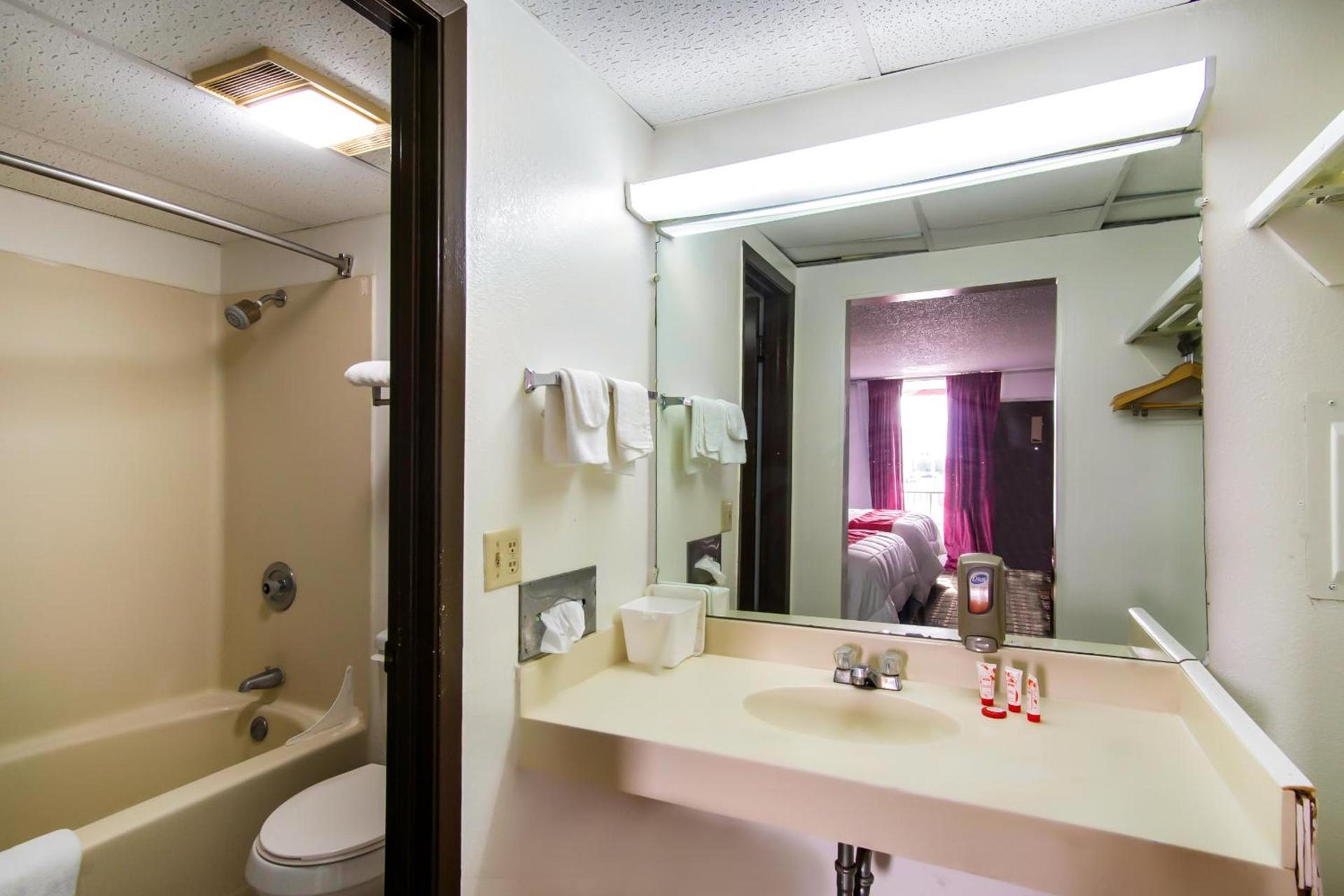 OYO Hotel Hutchinson West 4th Ave photo 56