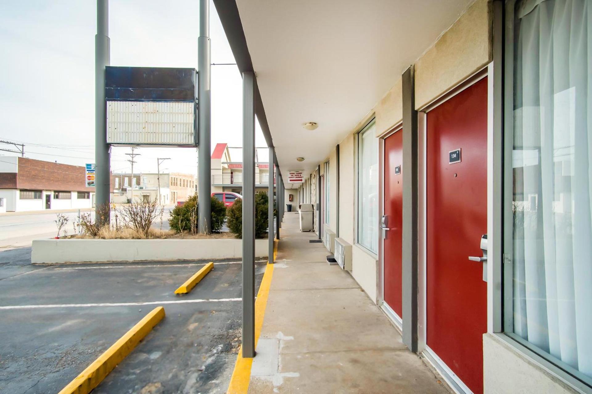 OYO Hotel Hutchinson West 4th Ave photo 8