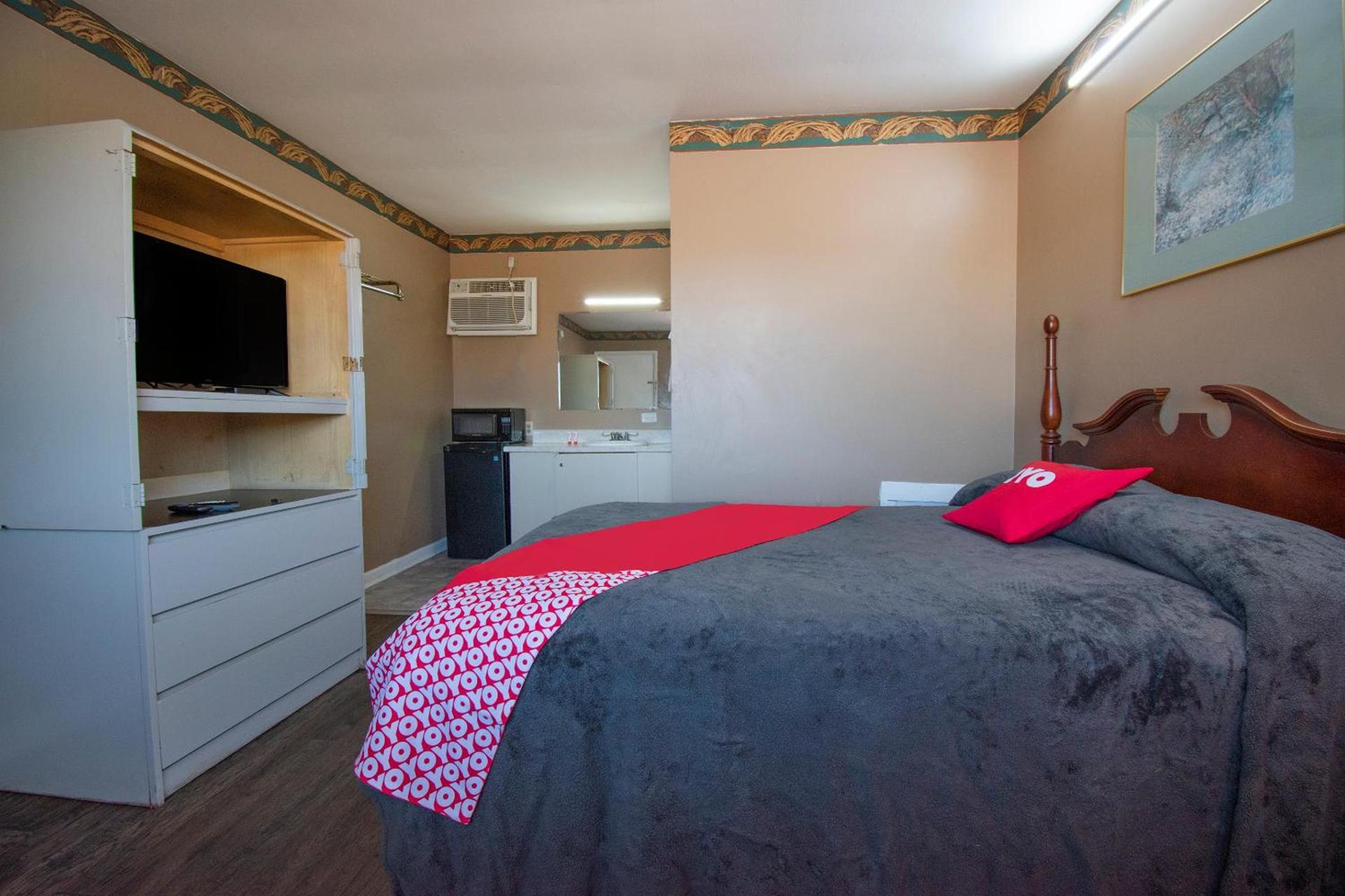 OYO Hotel Calhoun, GA I-75 photo 5