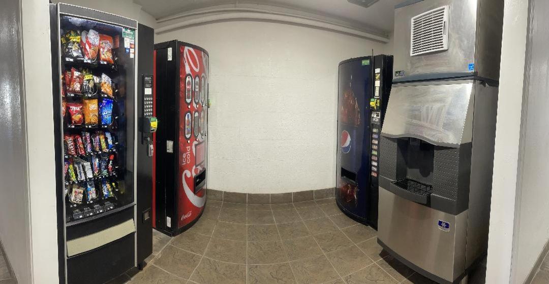 Regal 8 Inn & Suites photo 14