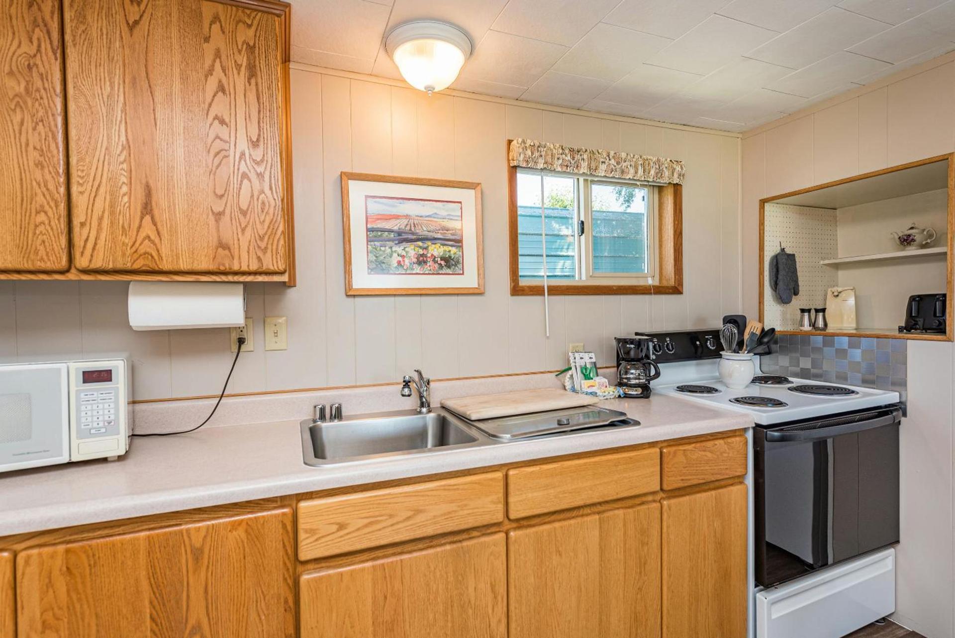 Juan de Fuca Waterfront Hotel & Cottages photo 57