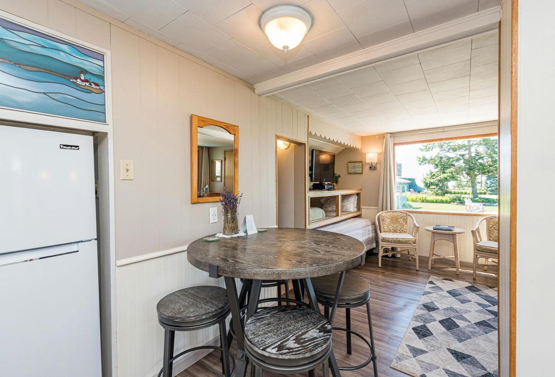 Juan de Fuca Waterfront Hotel & Cottages photo 58