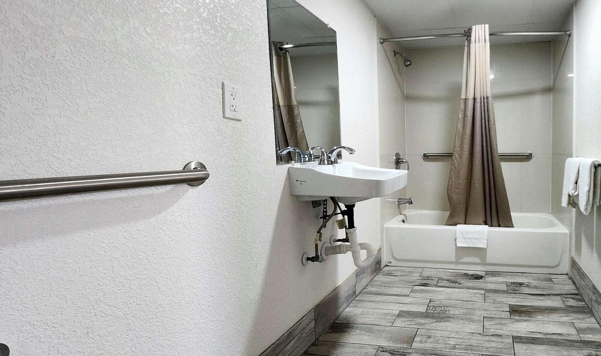 Motel 6-Columbus, GA - Downtown photo 13