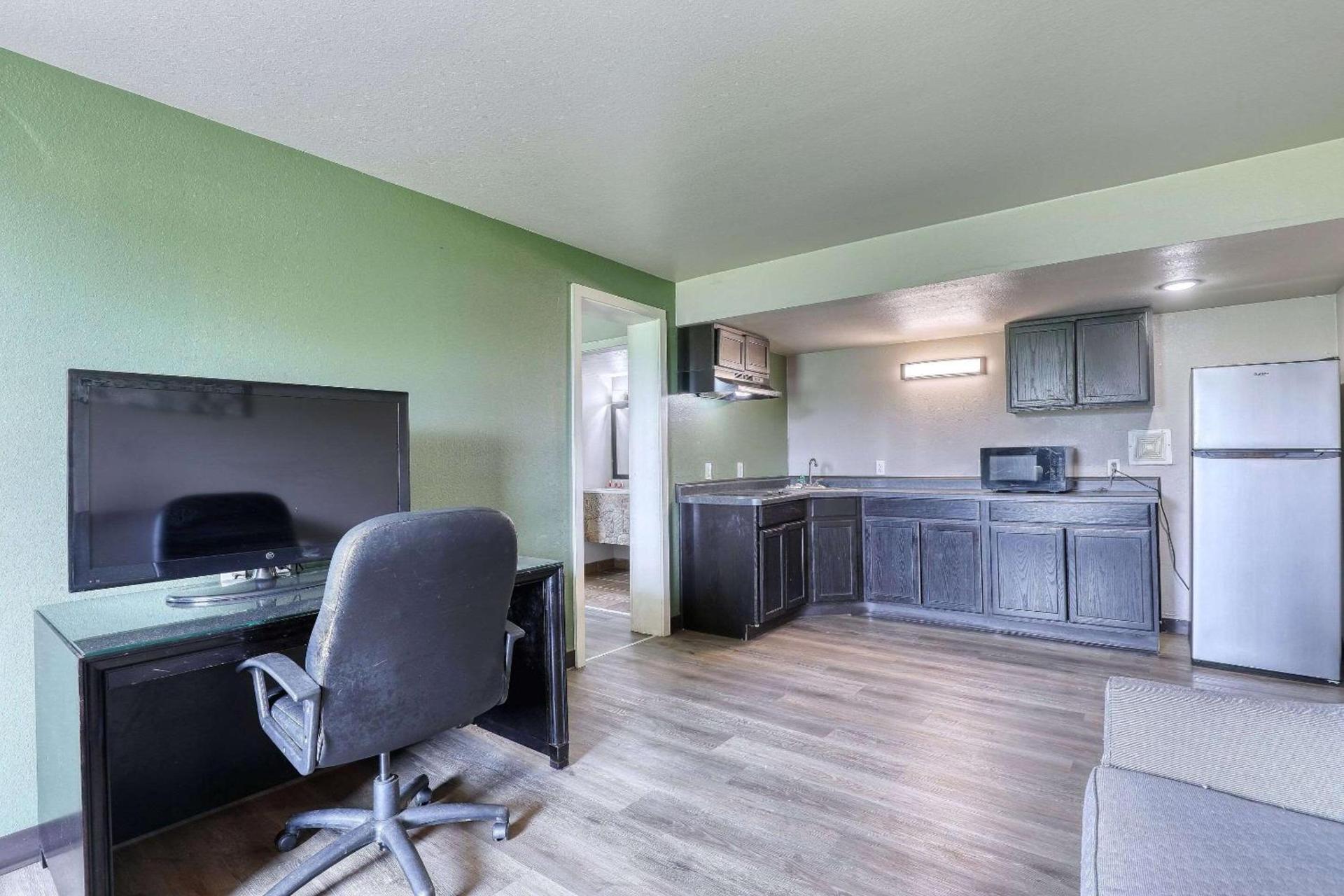 Suburban Studios Neenah-Appleton photo 28