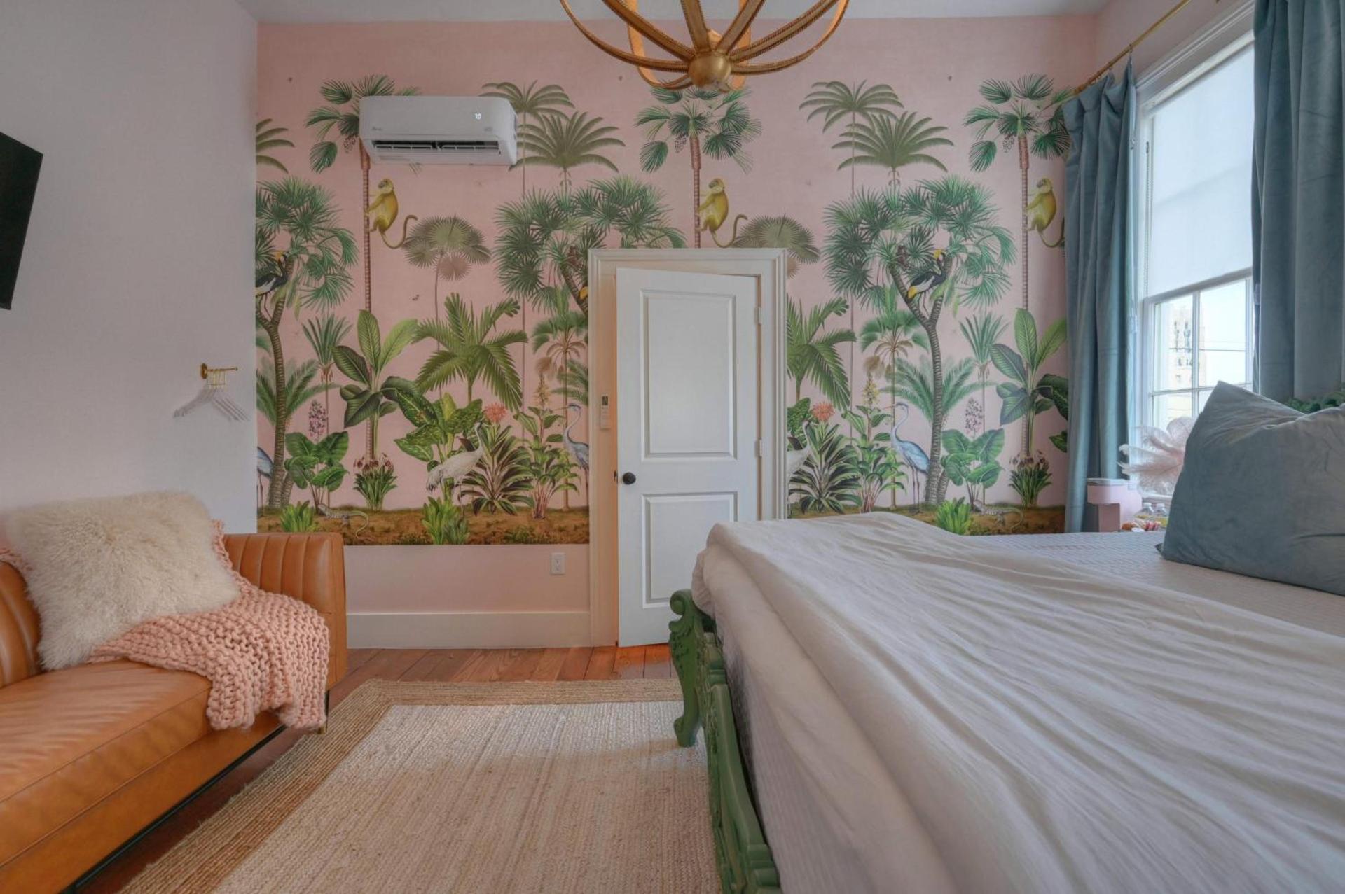 Sugars Inn Room 3 Walk to Cruise Terminal One Mile to Beach photo 9