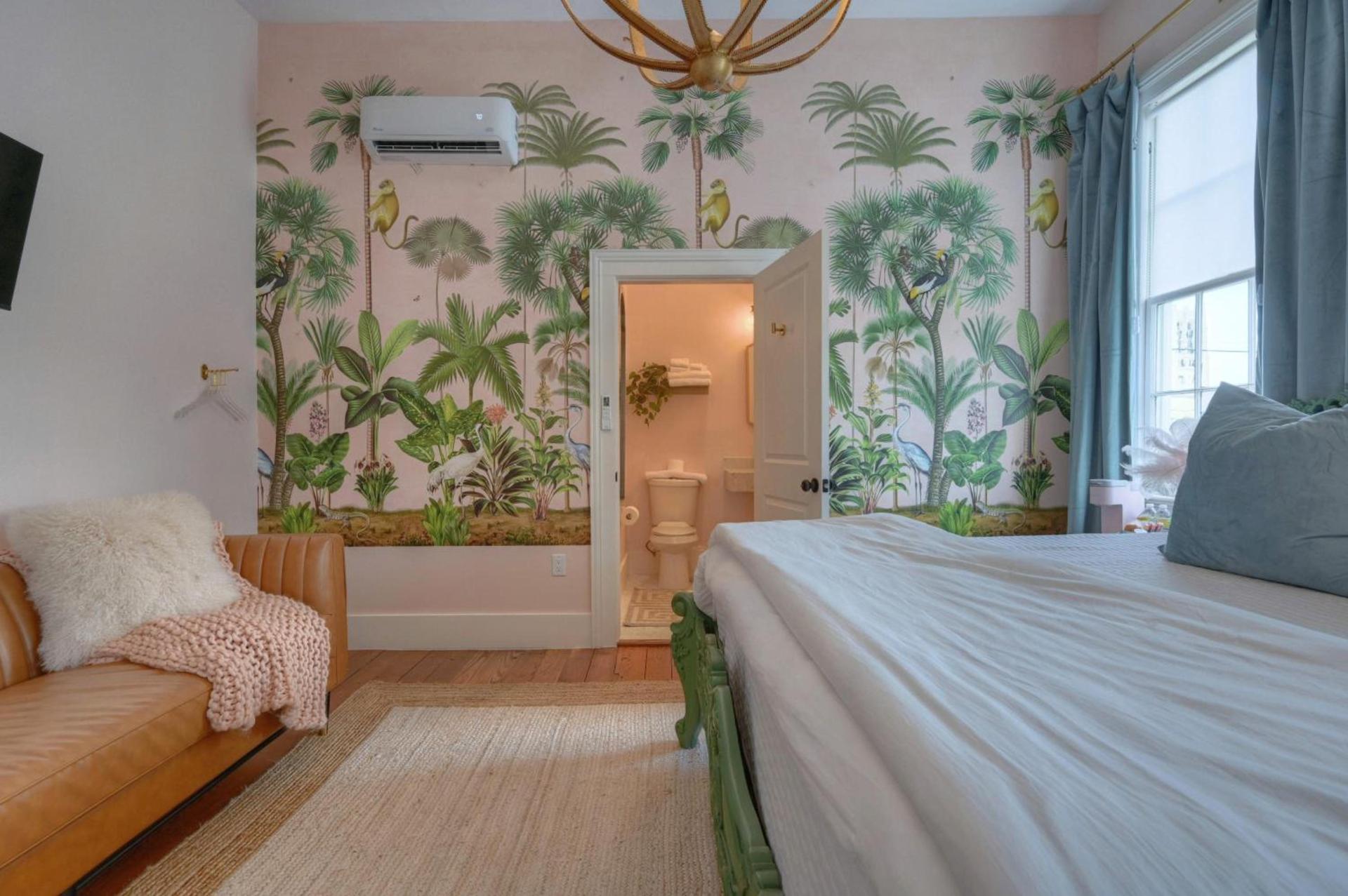 Sugars Inn Room 3 Walk to Cruise Terminal One Mile to Beach photo 10
