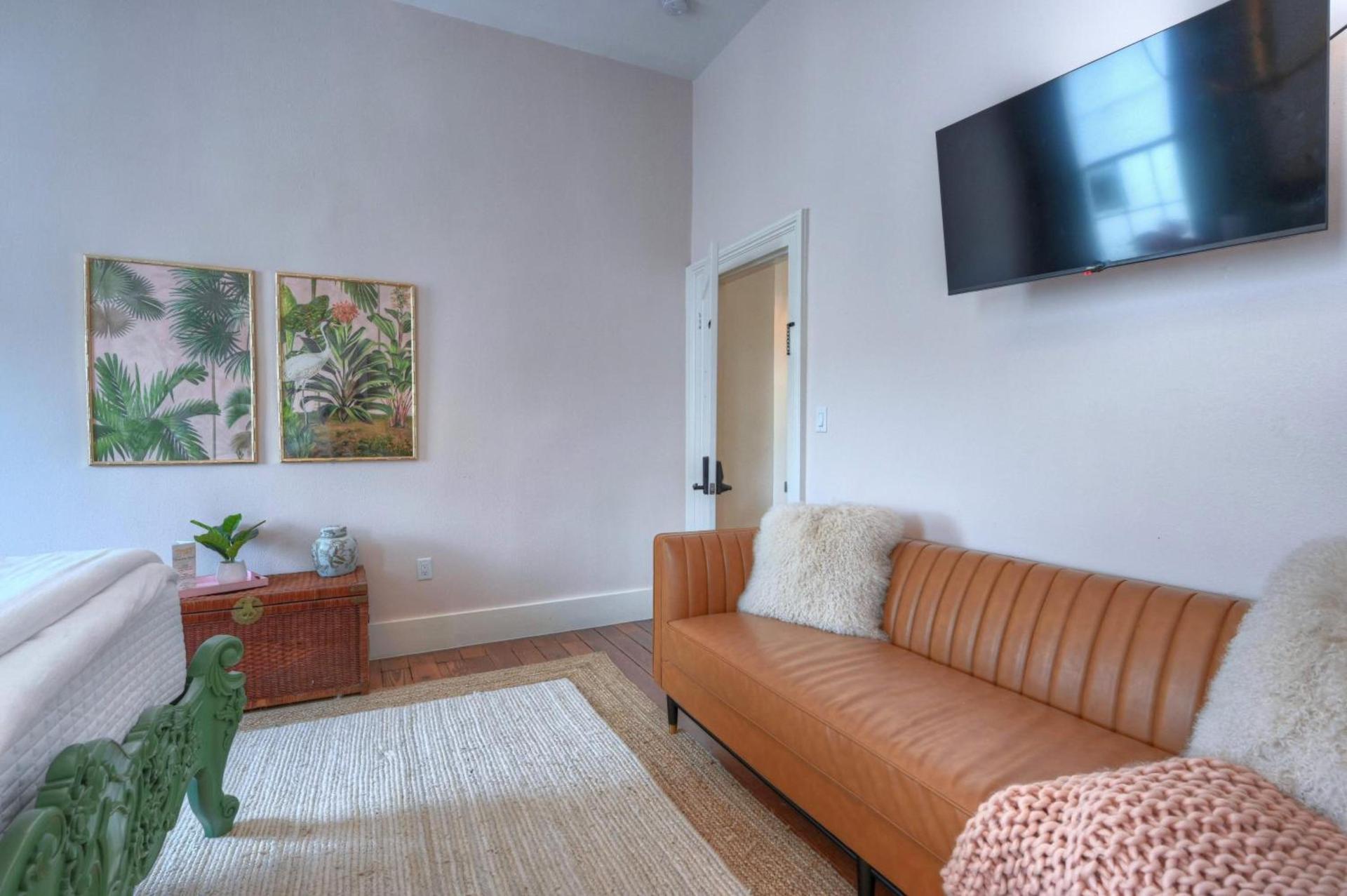 Sugars Inn Room 3 Walk to Cruise Terminal One Mile to Beach photo 16
