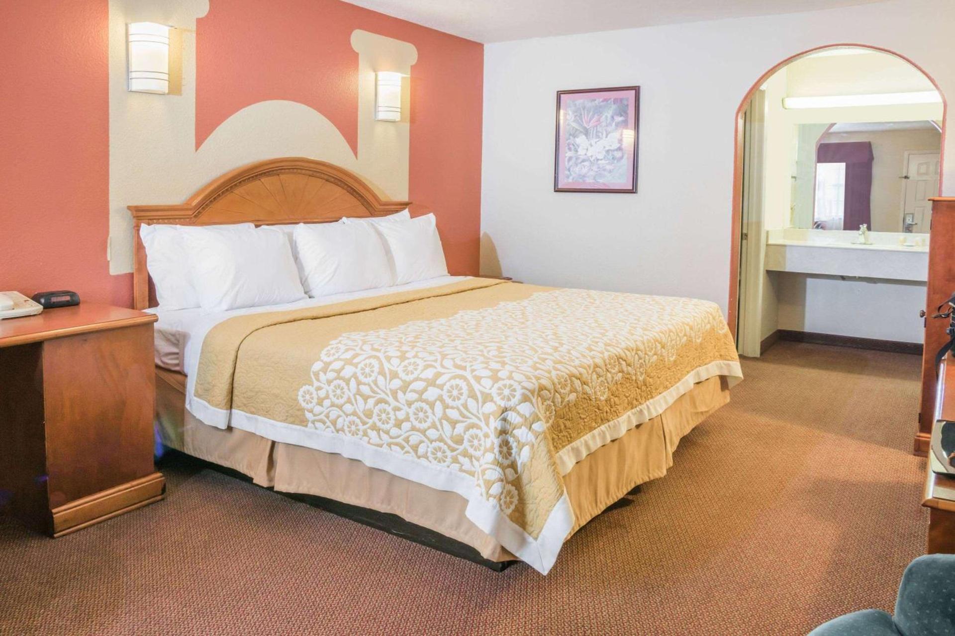 Days Inn by Wyndham Bastrop photo 8