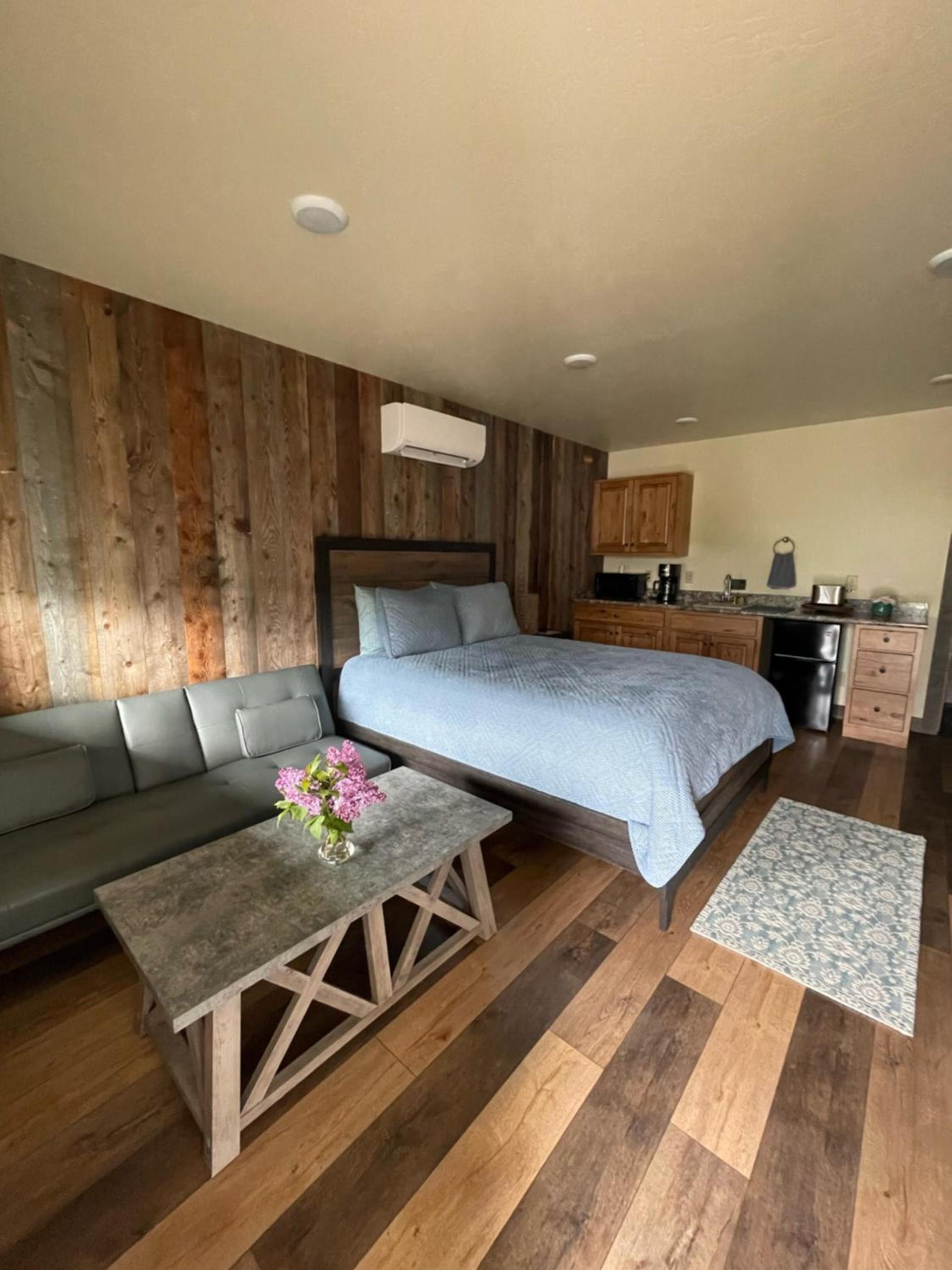 Rhodopa Lodge at Yellowstone photo 4