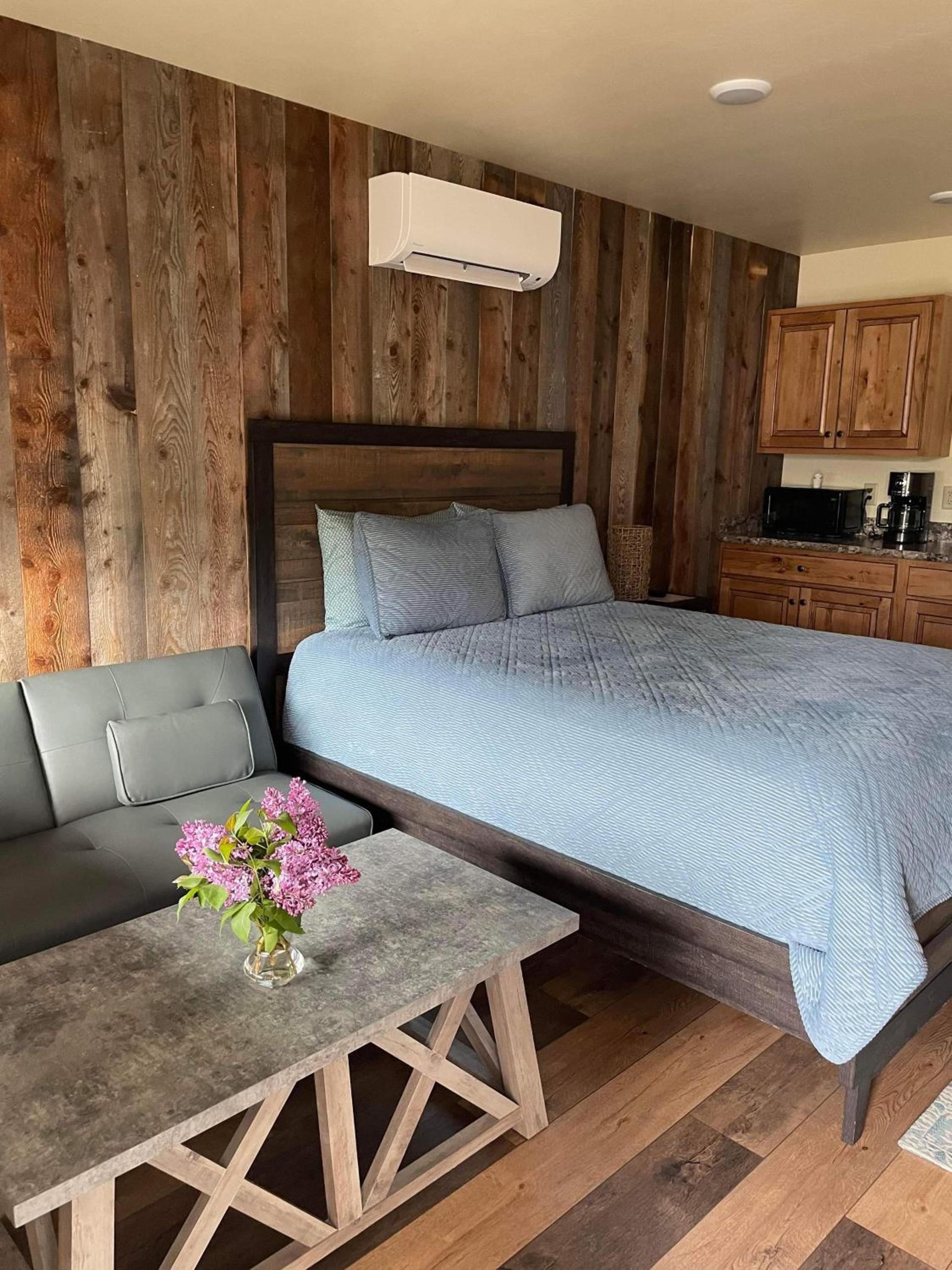 Rhodopa Lodge at Yellowstone photo 3
