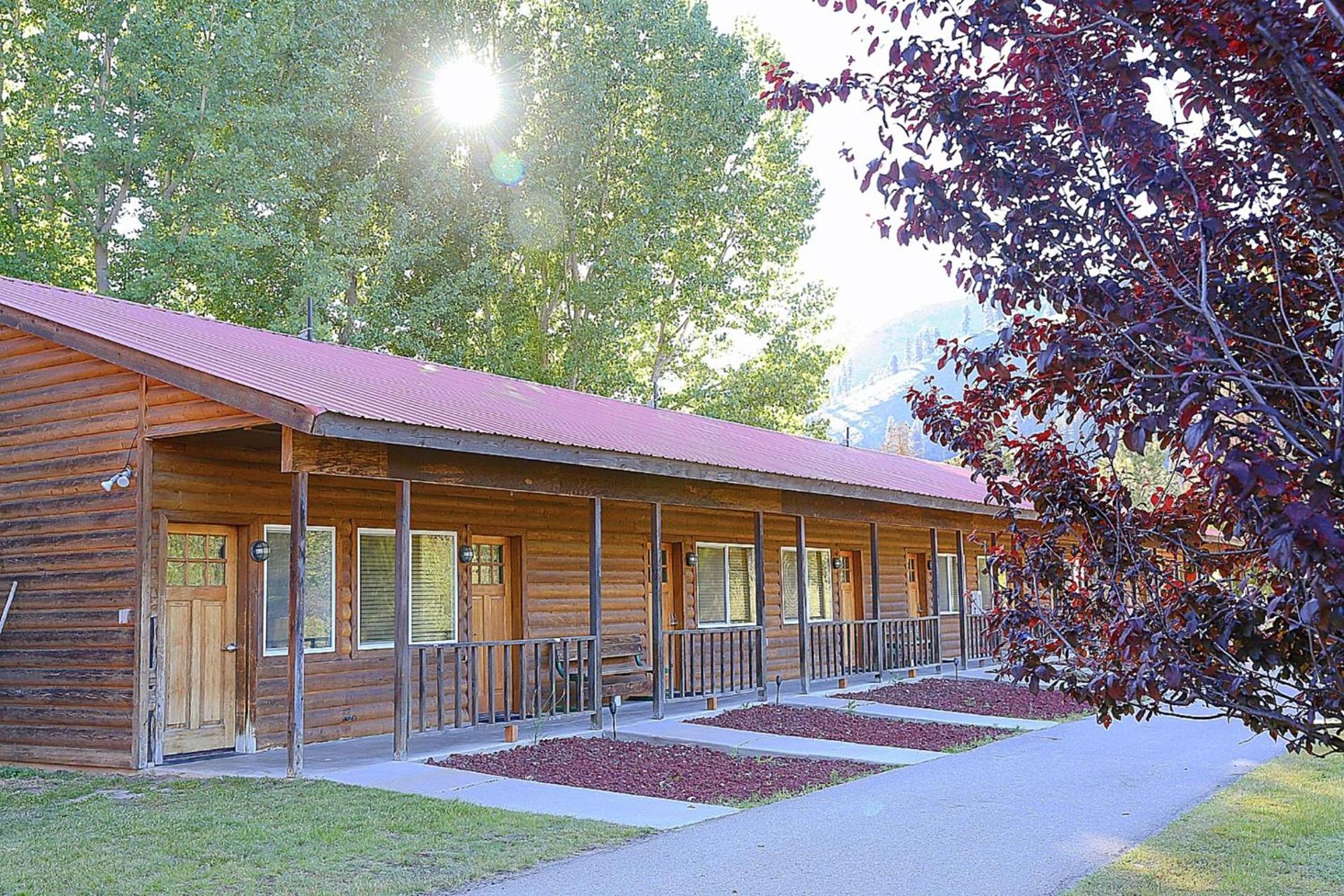 Southfork Lodge - Riverside Inn — hotel in Lowman