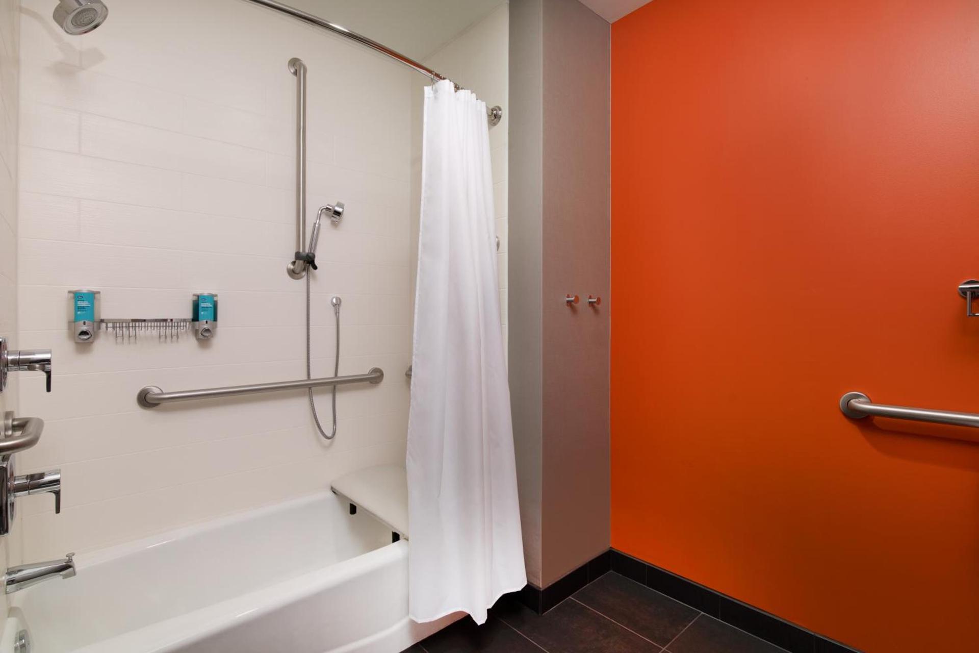 Aloft by Marriott Seattle Sea-Tac Airport photo 2