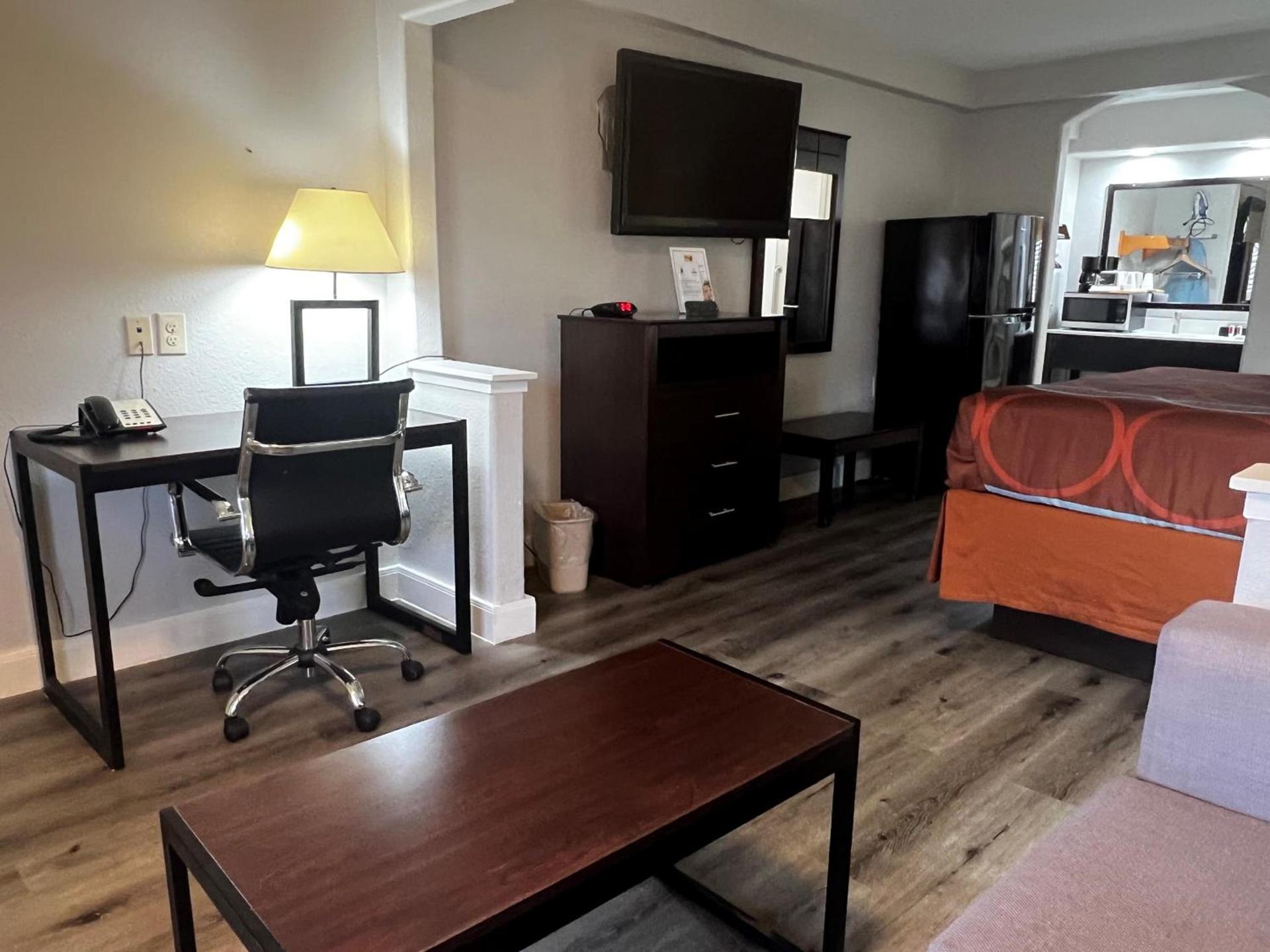 Super 8 by Wyndham Mont Belvieu - Baytown East photo 12