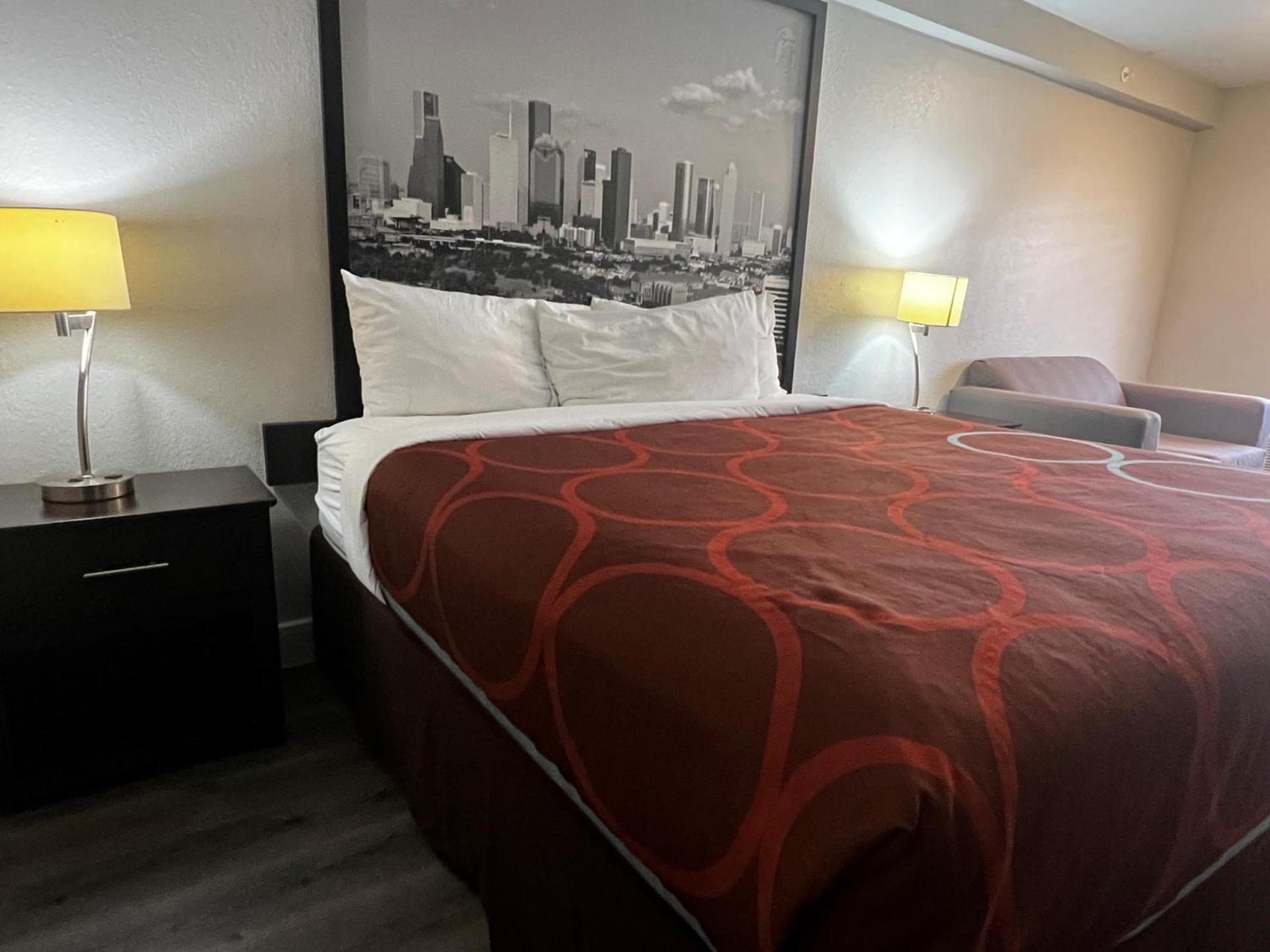 Super 8 by Wyndham Mont Belvieu - Baytown East photo 13