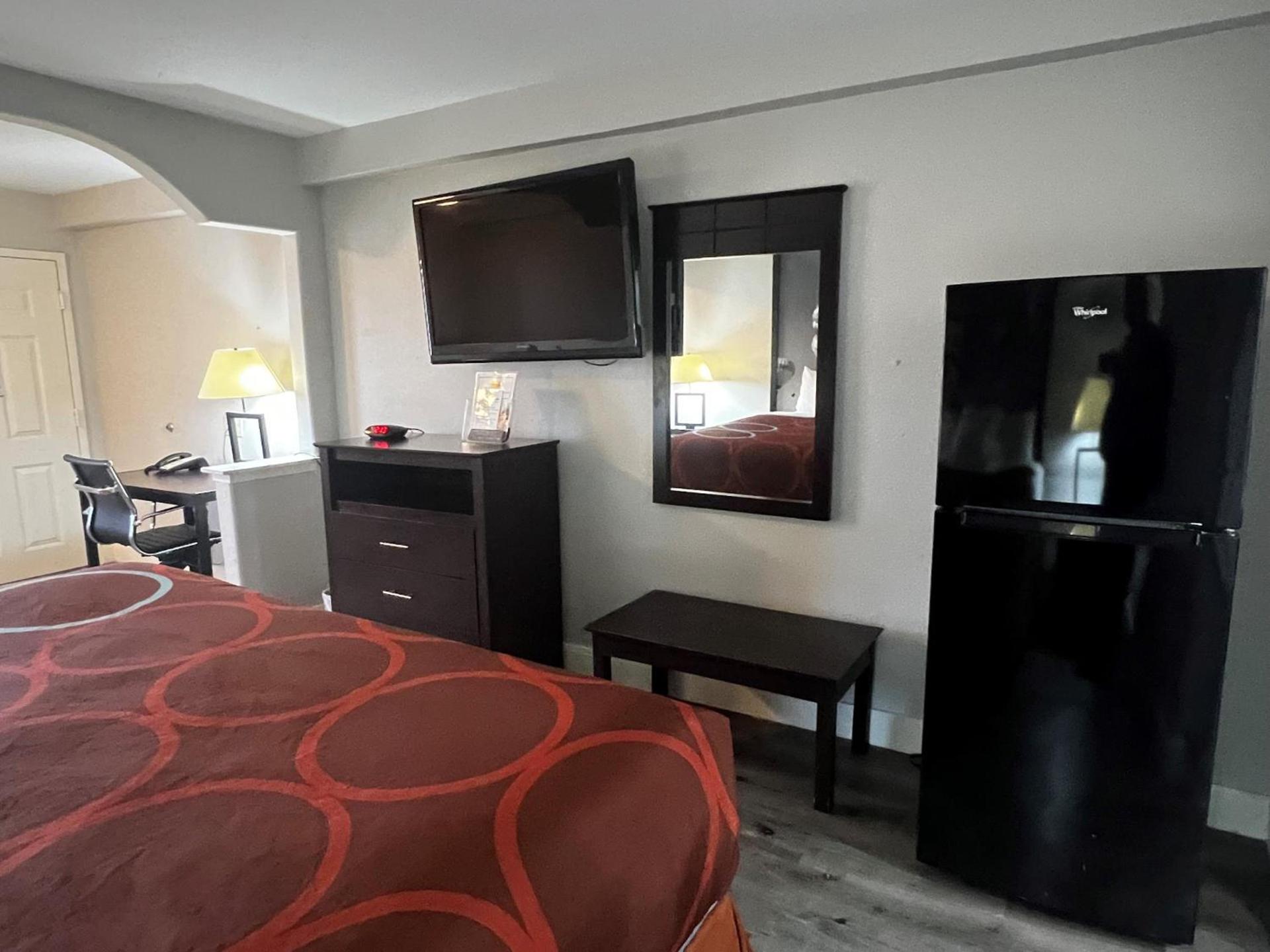Super 8 by Wyndham Mont Belvieu - Baytown East photo 14