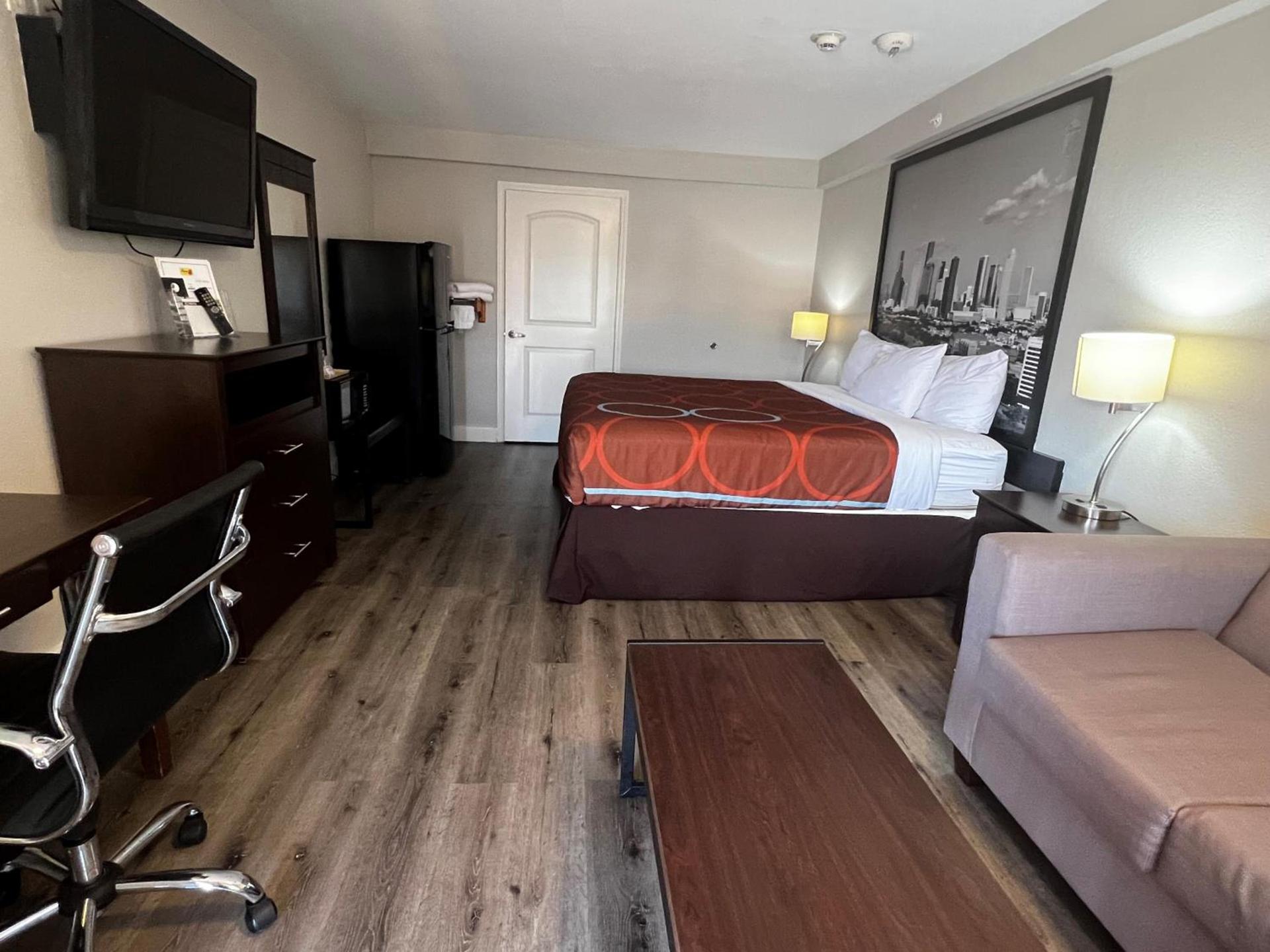 Super 8 by Wyndham Mont Belvieu - Baytown East photo 15