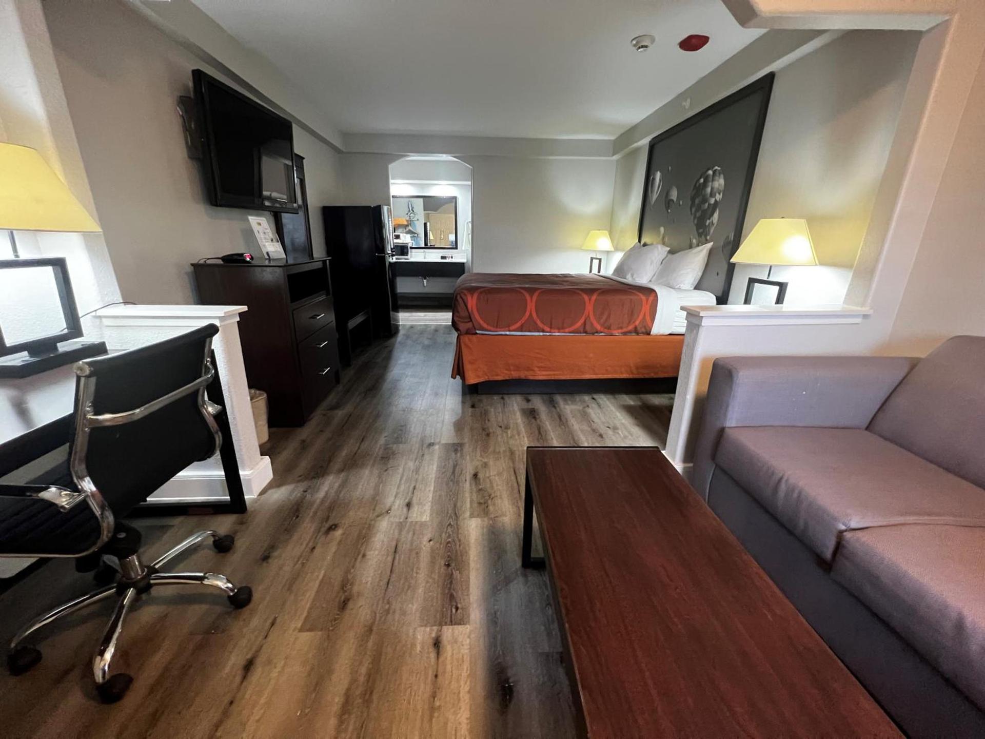 Super 8 by Wyndham Mont Belvieu - Baytown East photo 16