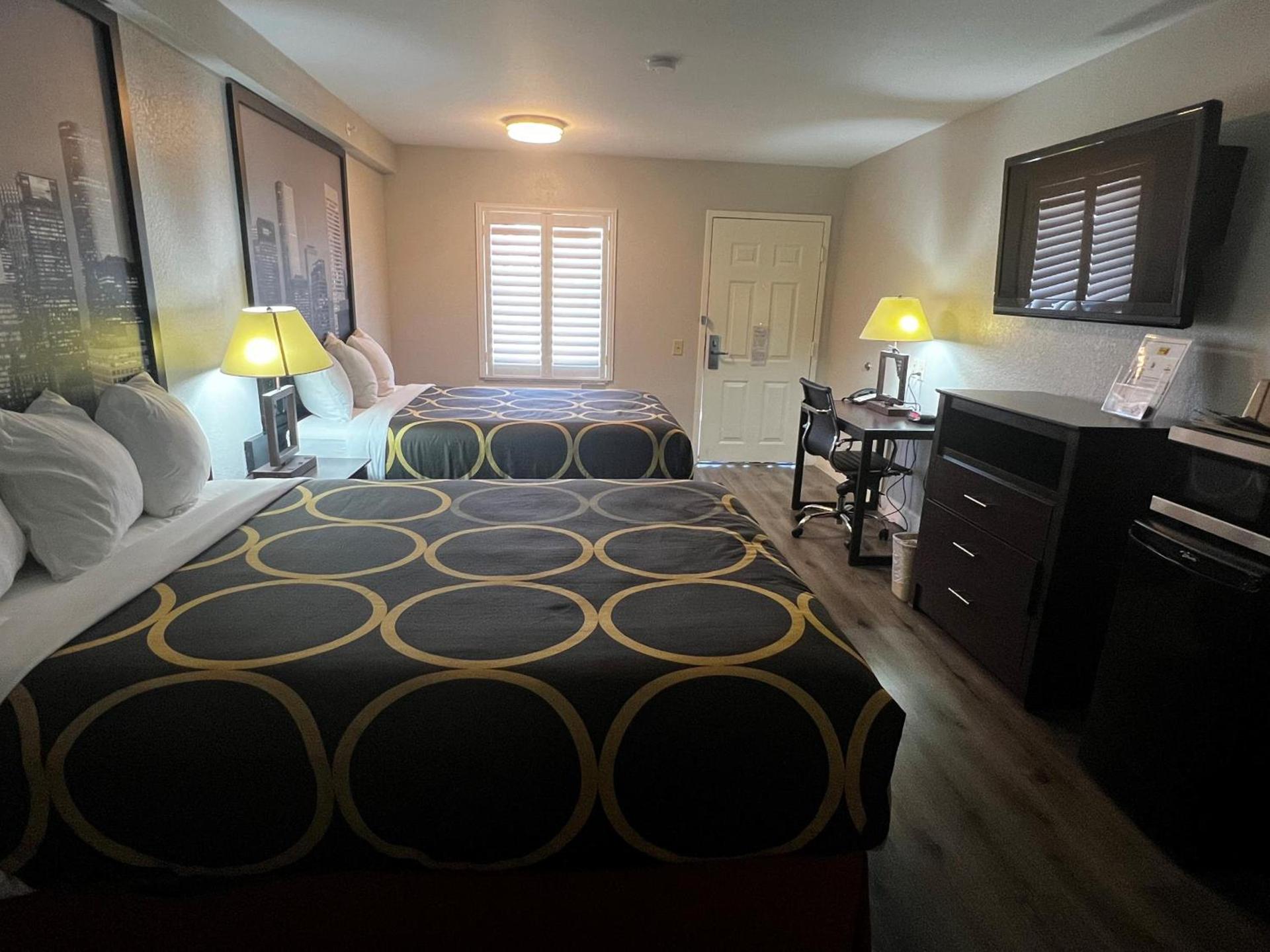 Super 8 by Wyndham Mont Belvieu - Baytown East photo 17