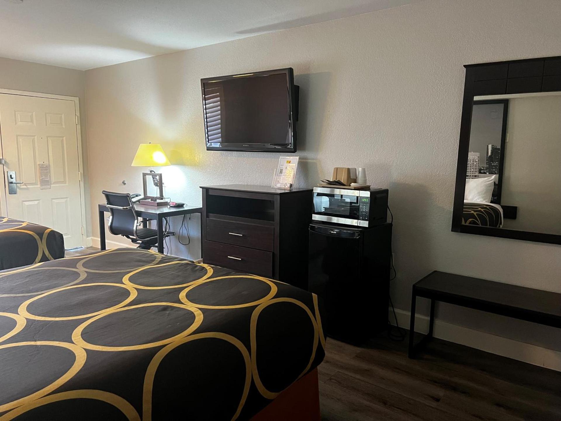 Super 8 by Wyndham Mont Belvieu - Baytown East photo 18