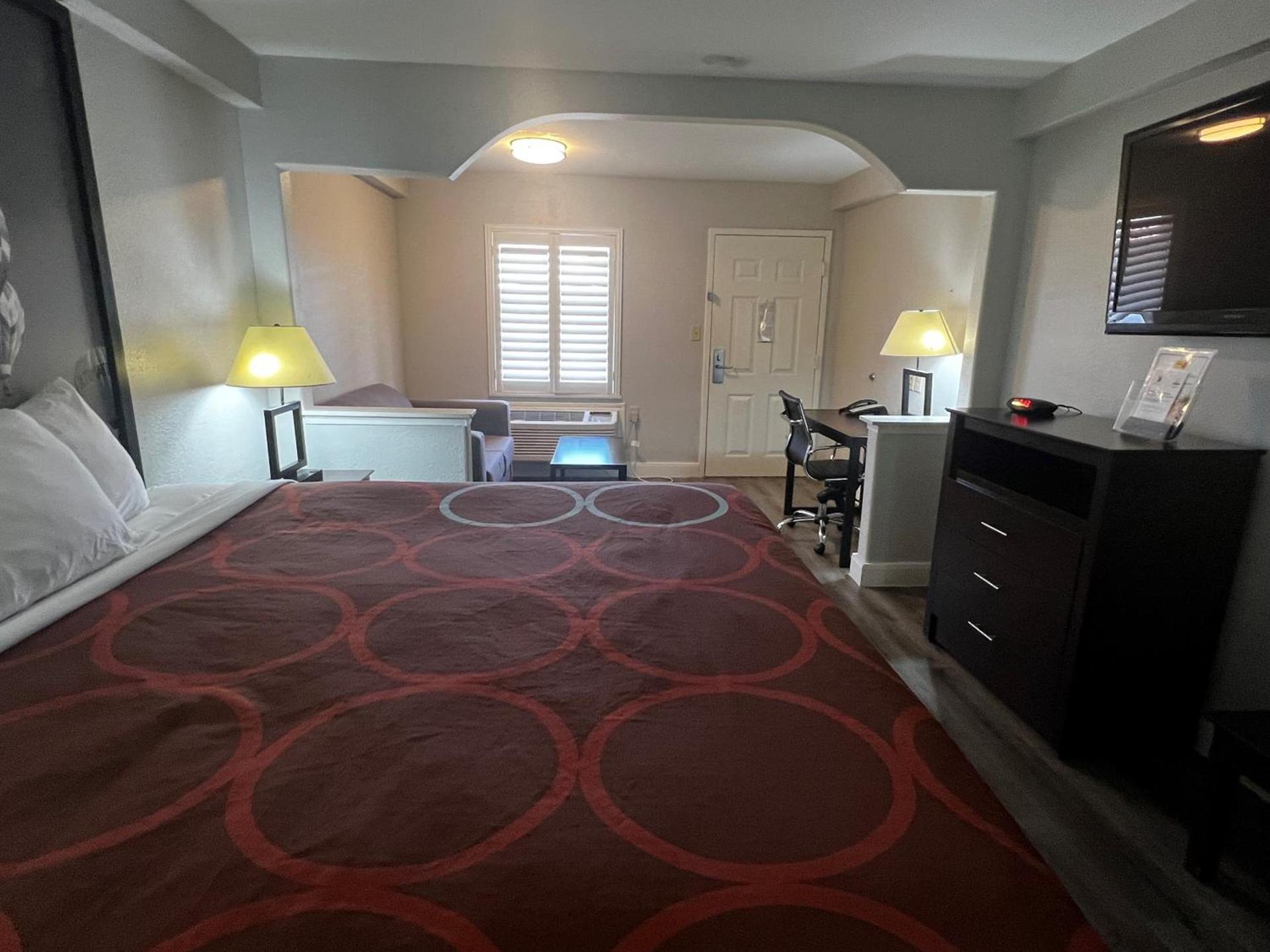 Super 8 by Wyndham Mont Belvieu - Baytown East photo 19