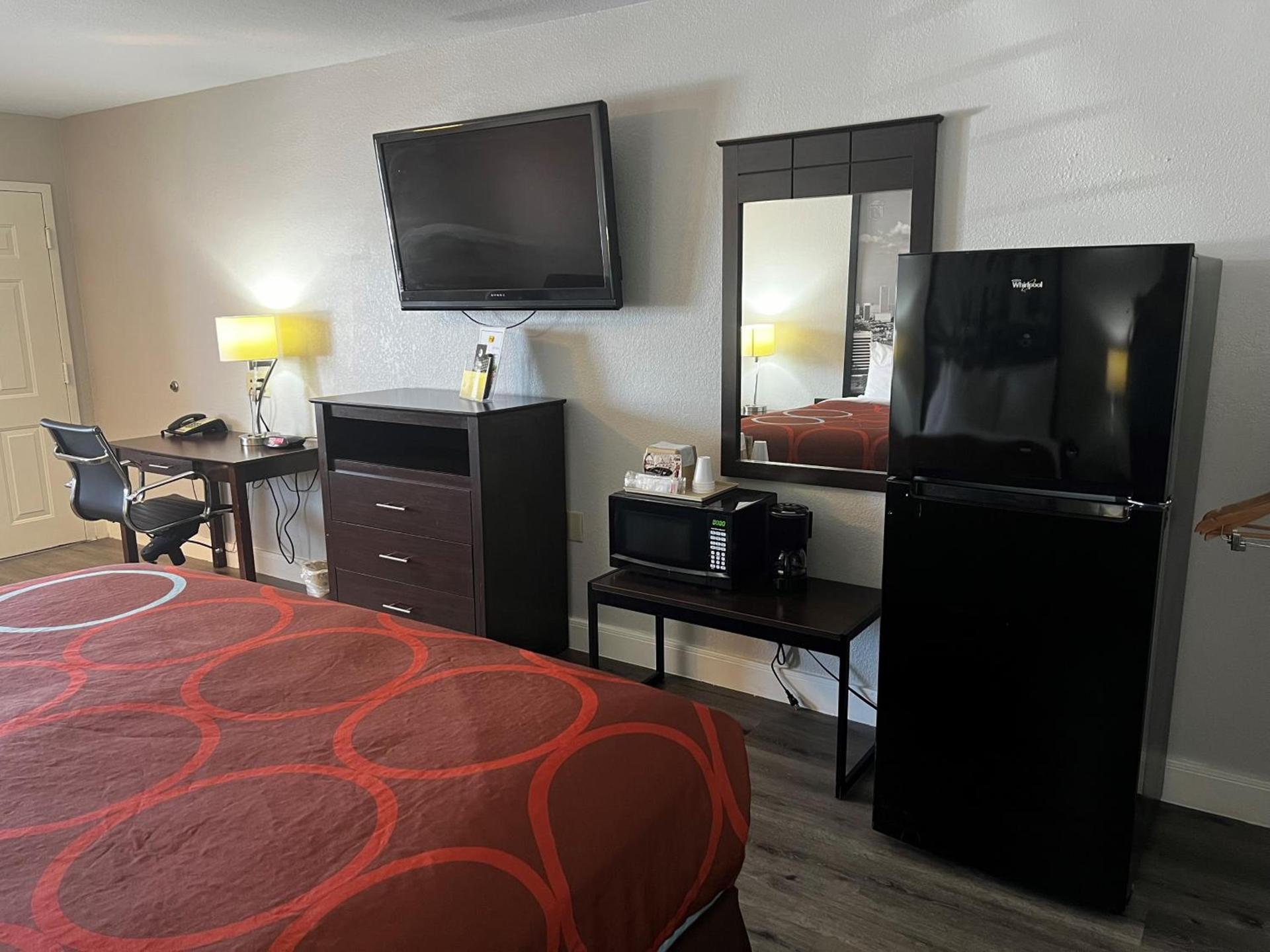 Super 8 by Wyndham Mont Belvieu - Baytown East photo 21