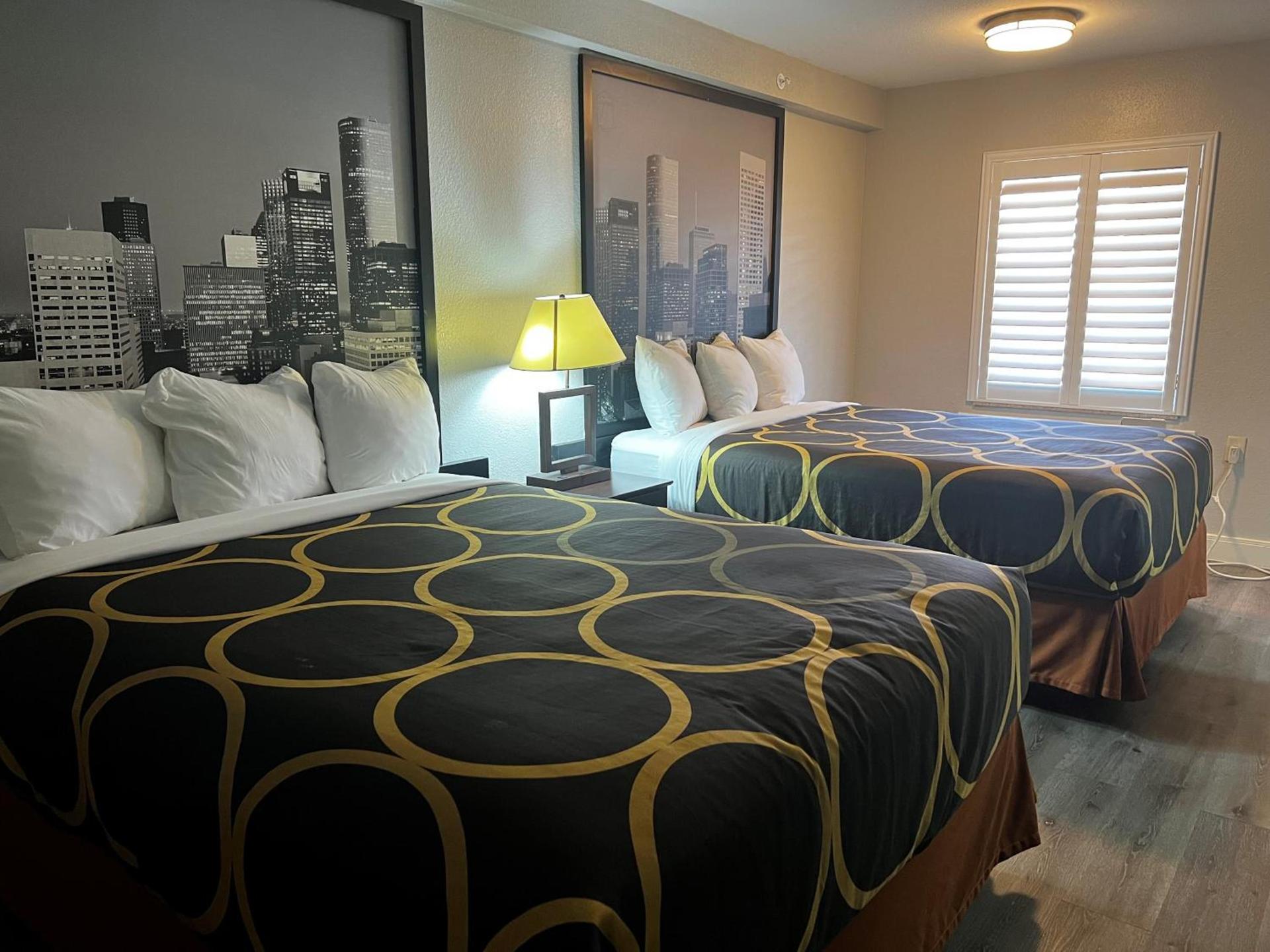 Super 8 by Wyndham Mont Belvieu - Baytown East photo 22