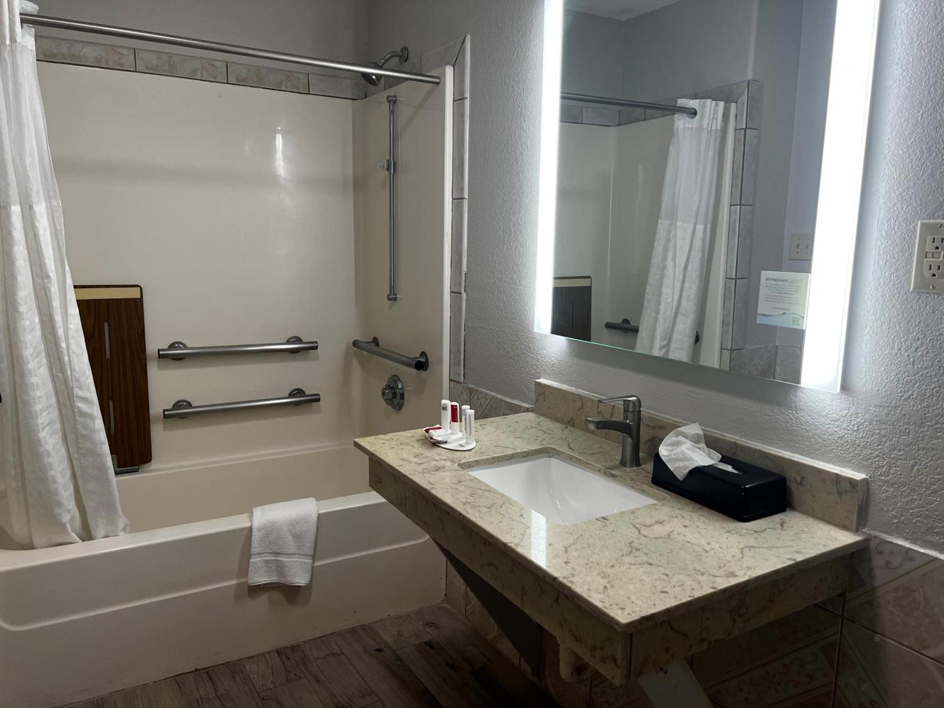 Super 8 by Wyndham Mont Belvieu - Baytown East photo 23