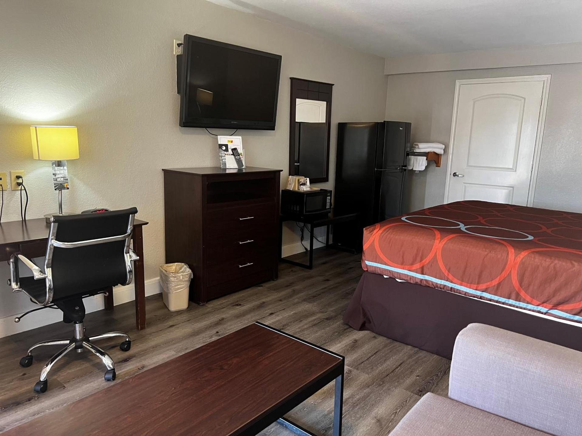 Super 8 by Wyndham Mont Belvieu - Baytown East photo 24