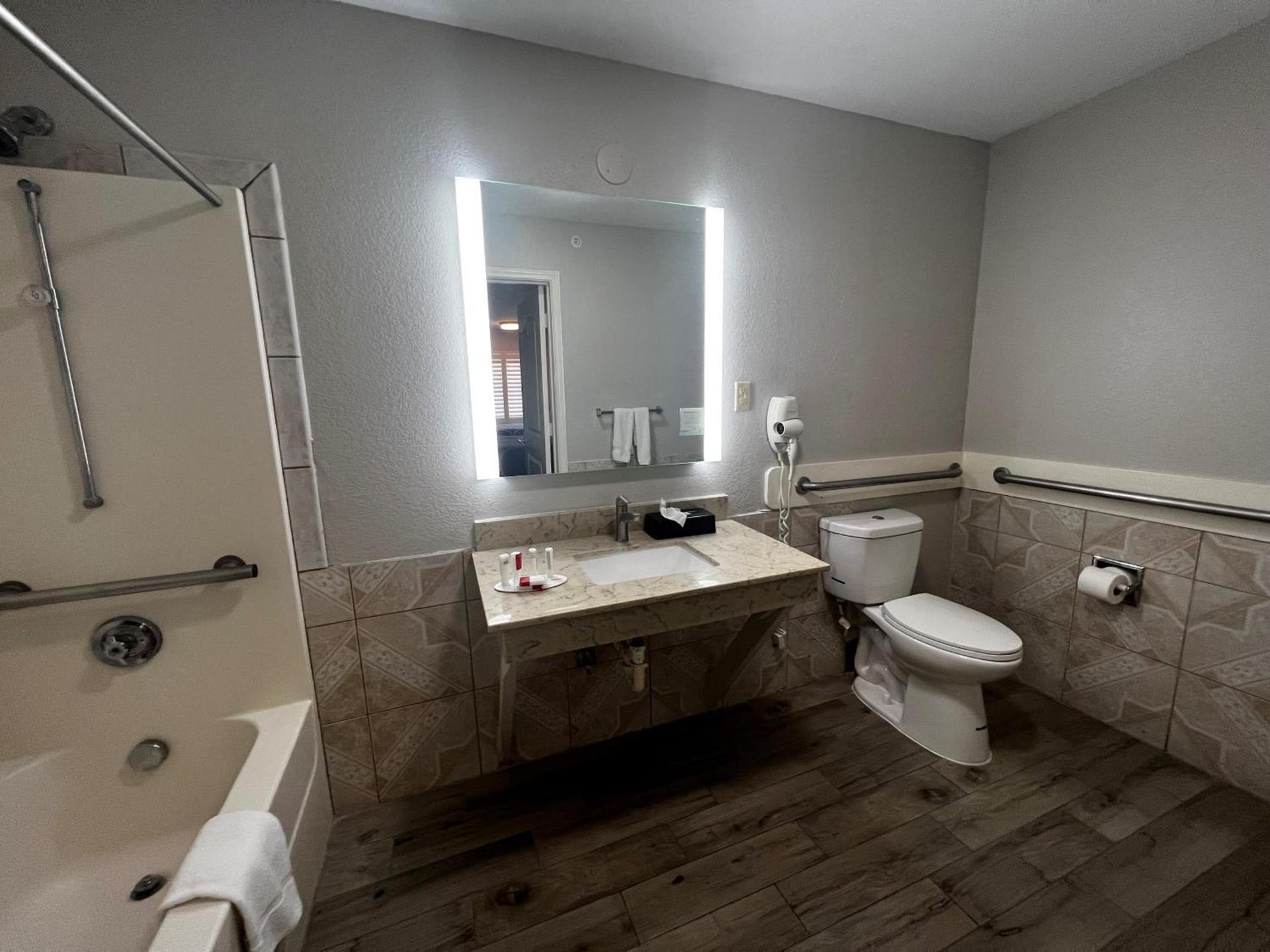 Super 8 by Wyndham Mont Belvieu - Baytown East photo 26