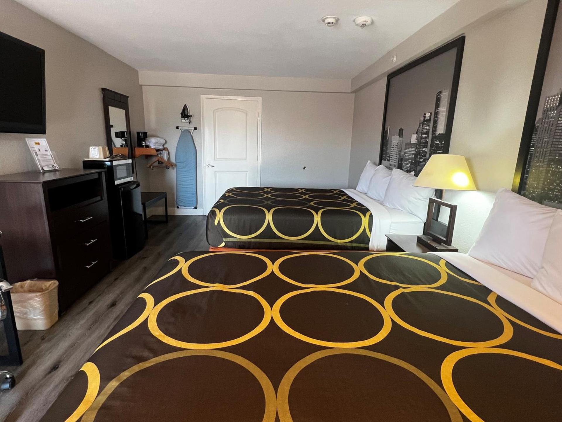 Super 8 by Wyndham Mont Belvieu - Baytown East photo 27