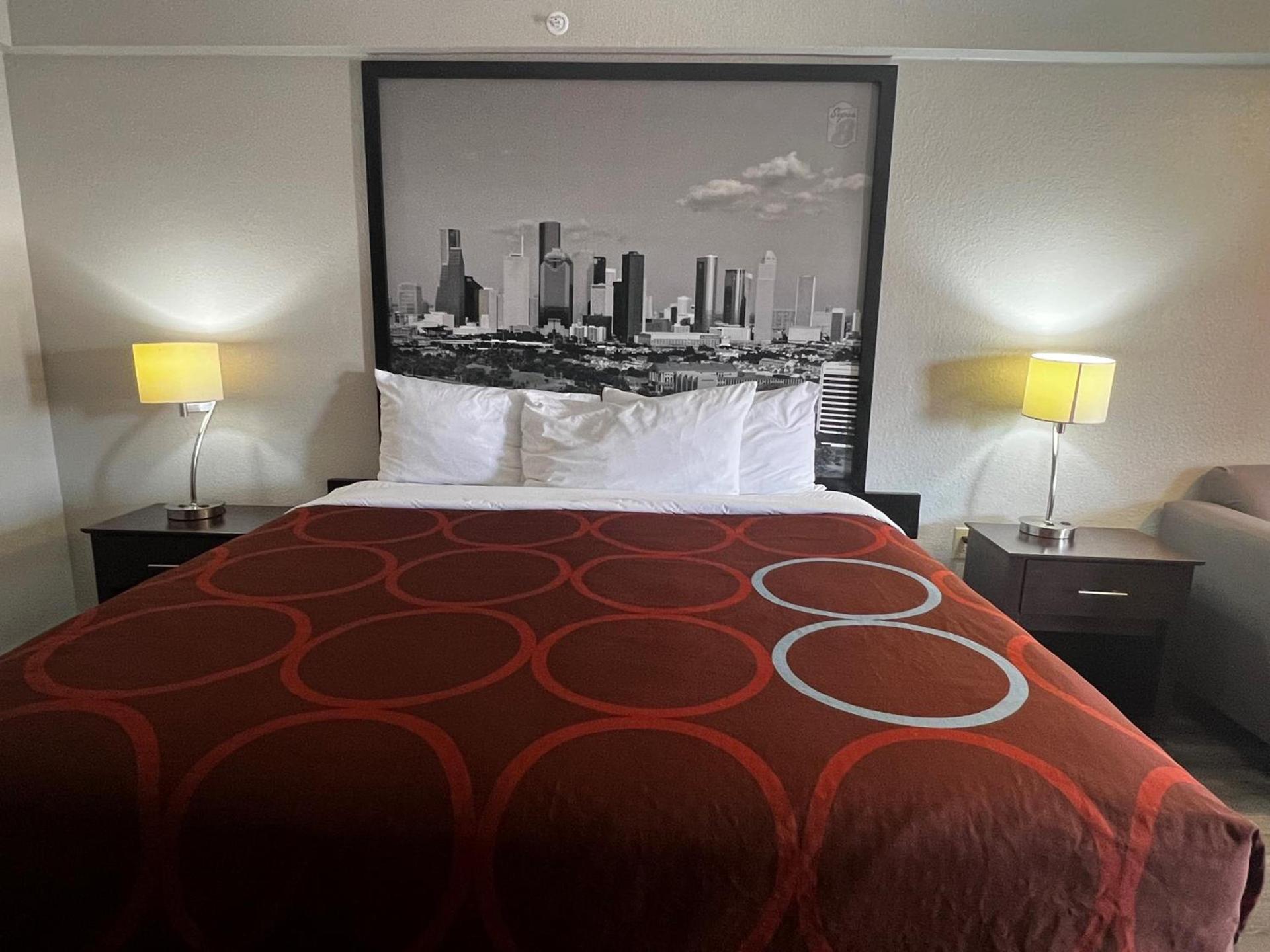 Super 8 by Wyndham Mont Belvieu - Baytown East photo 28