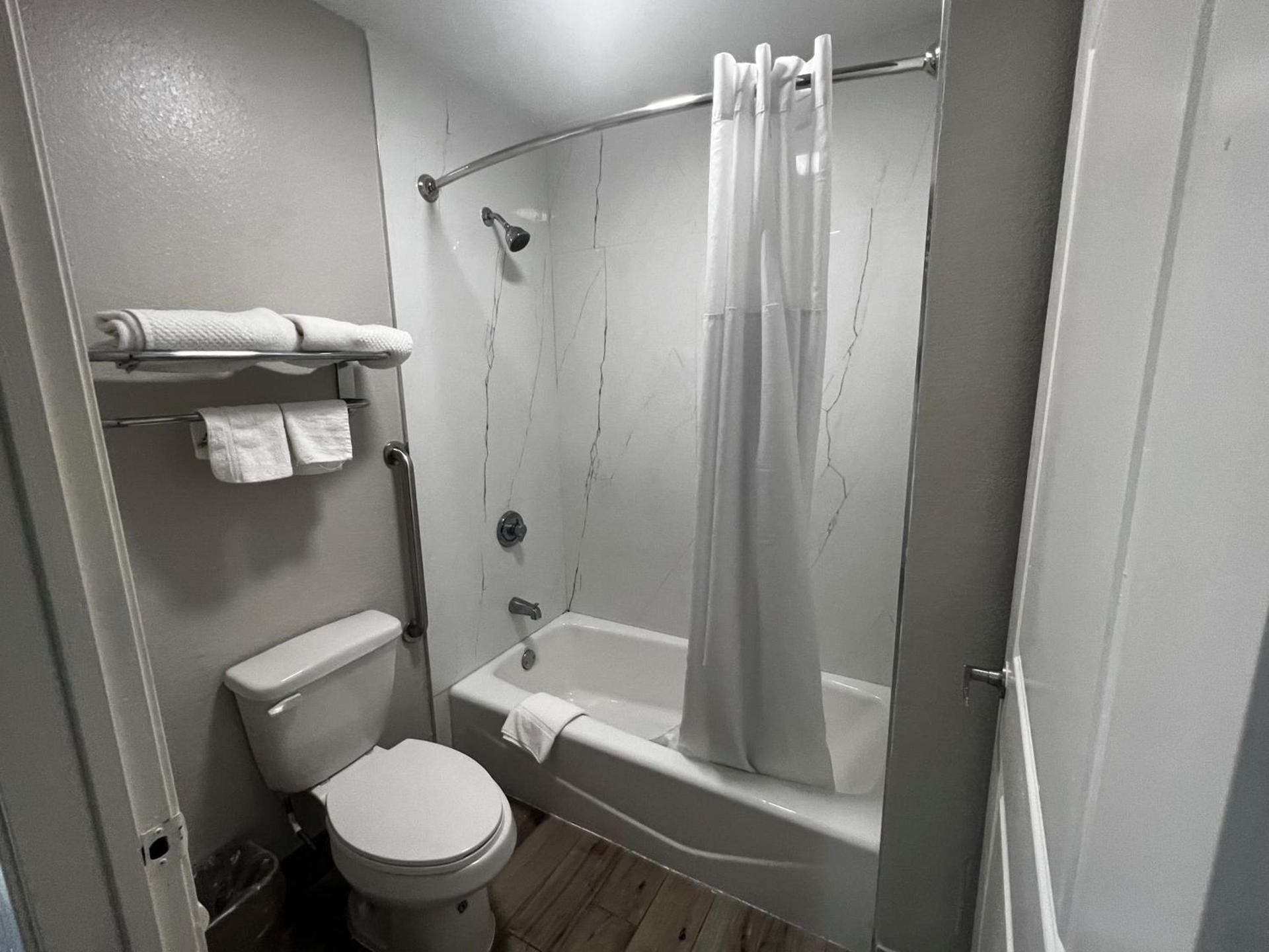 Super 8 by Wyndham Mont Belvieu - Baytown East photo 29