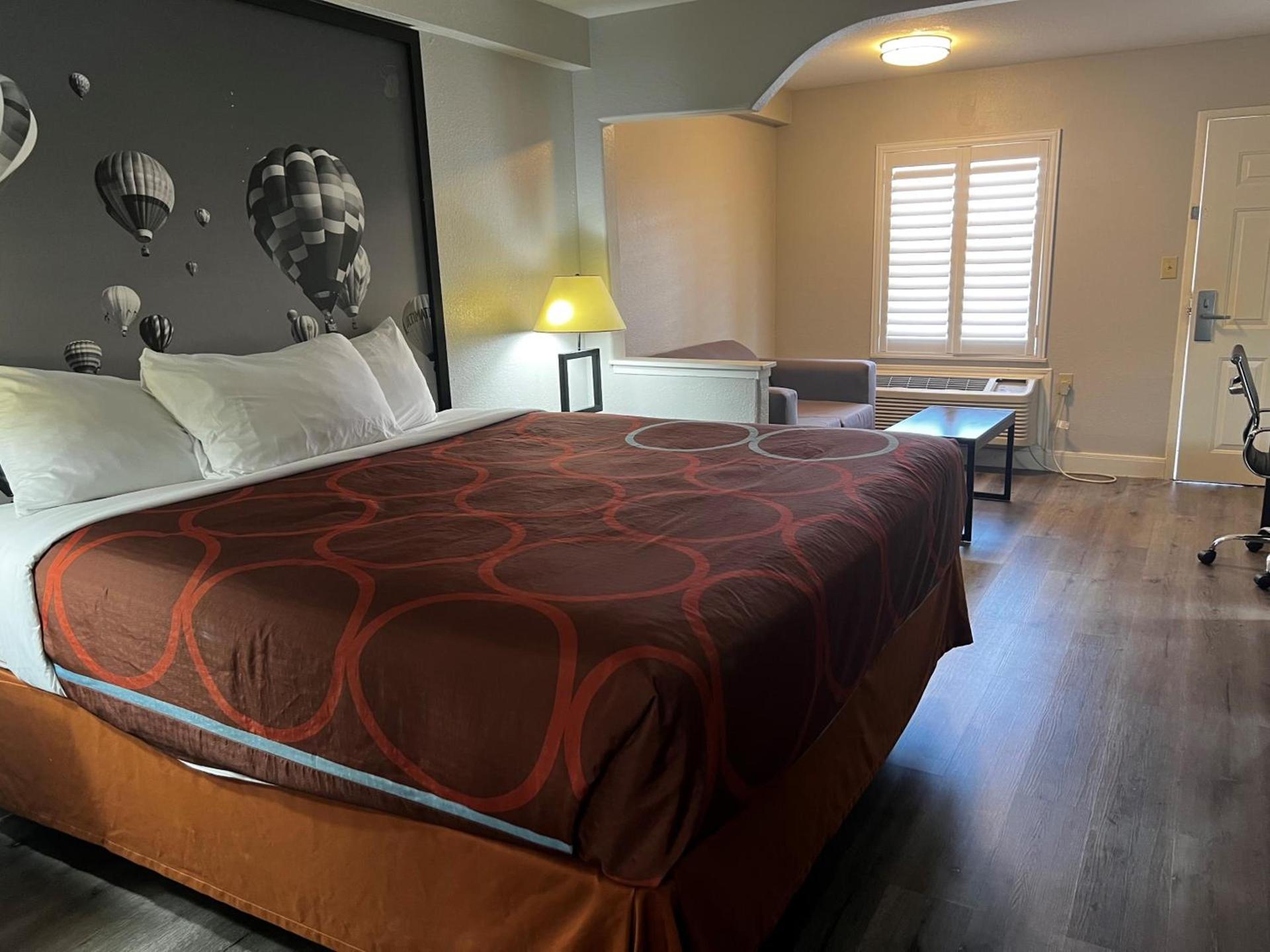 Super 8 by Wyndham Mont Belvieu - Baytown East photo 30