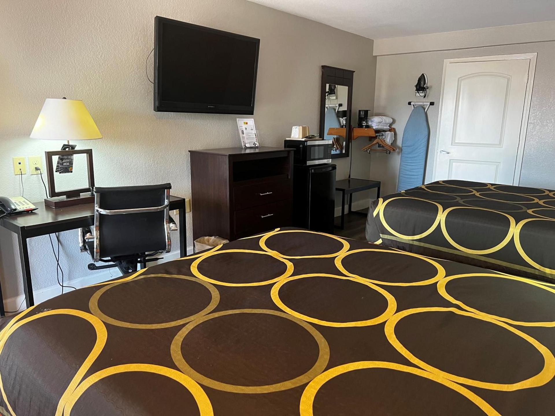 Super 8 by Wyndham Mont Belvieu - Baytown East photo 31
