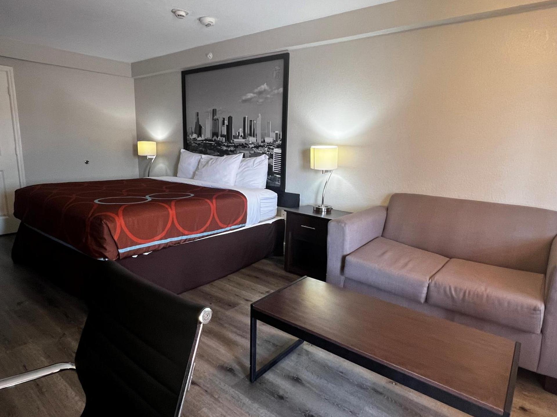 Super 8 by Wyndham Mont Belvieu - Baytown East photo 32