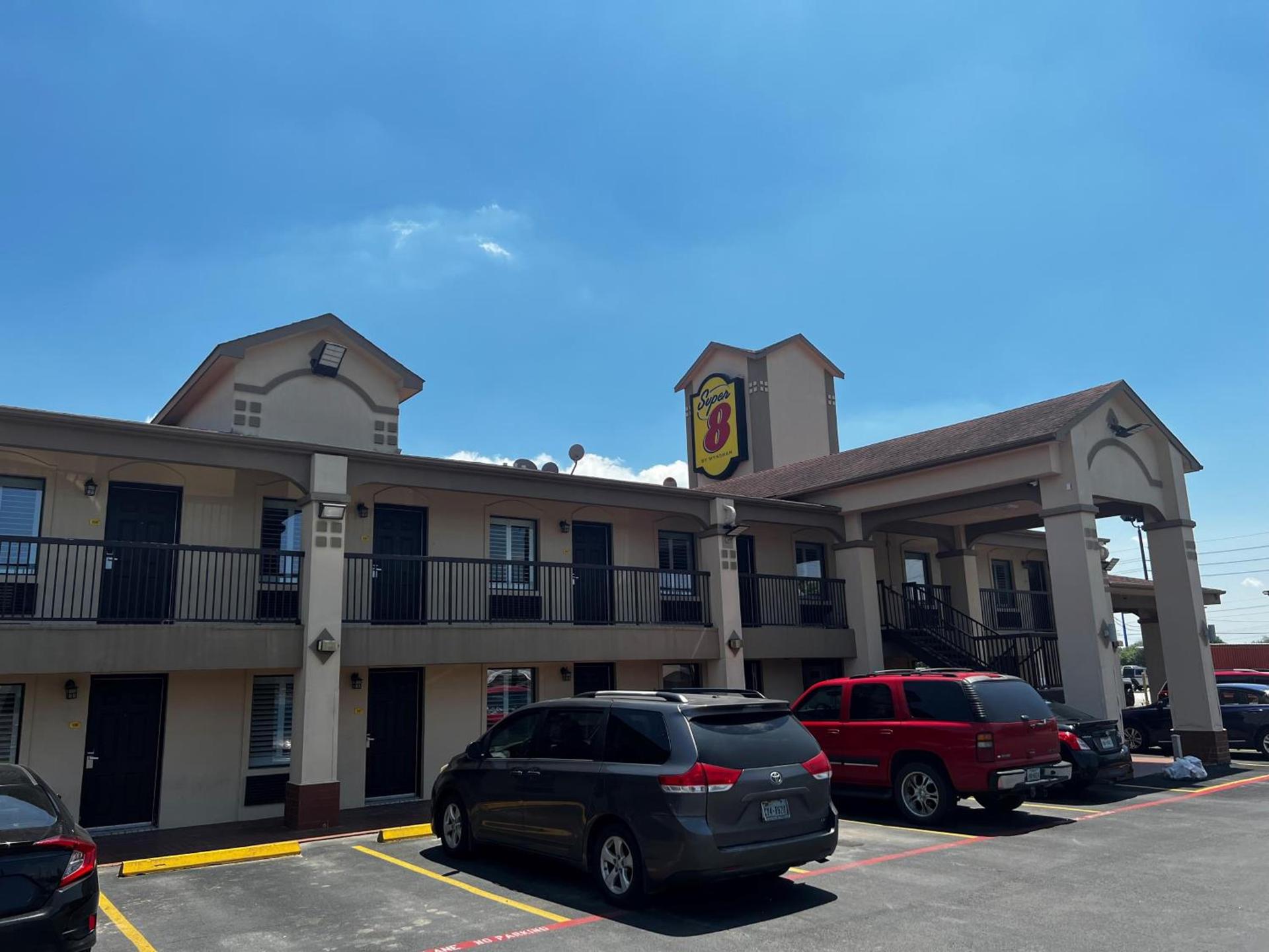 Super 8 by Wyndham Mont Belvieu - Baytown East photo 36