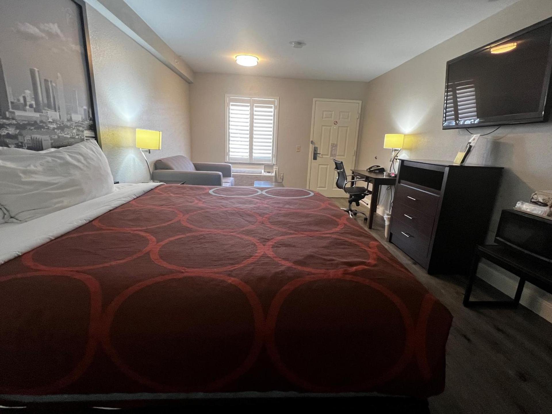 Super 8 by Wyndham Mont Belvieu - Baytown East photo 35