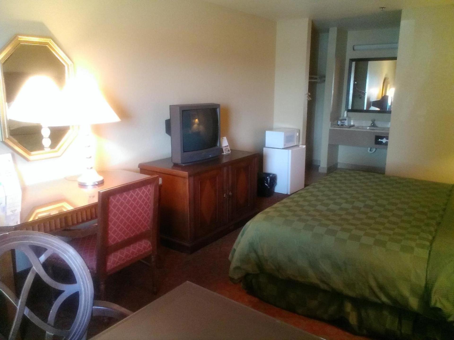 Days Inn by Wyndham Kingman East photo 18