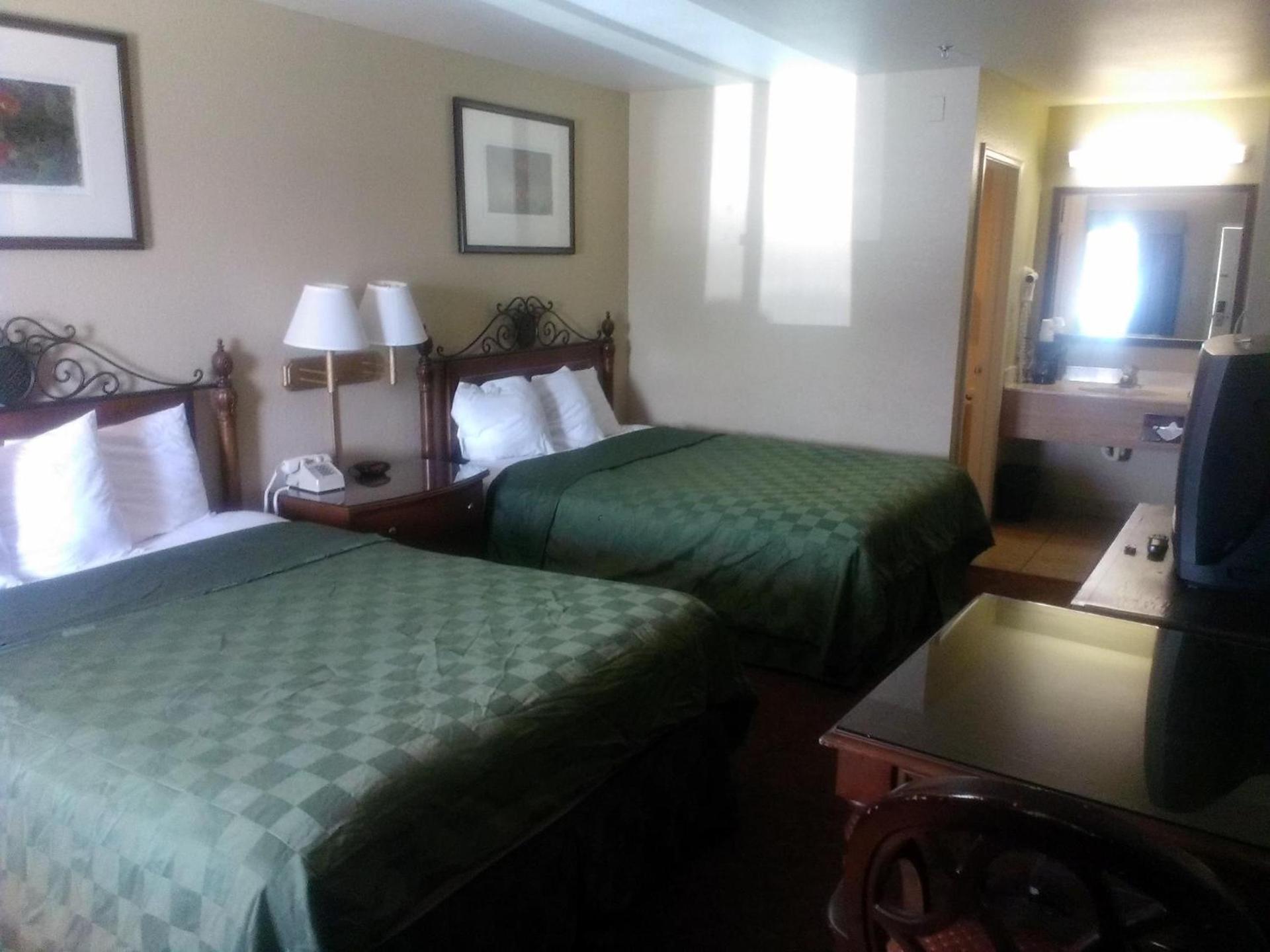 Days Inn by Wyndham Kingman East photo 22