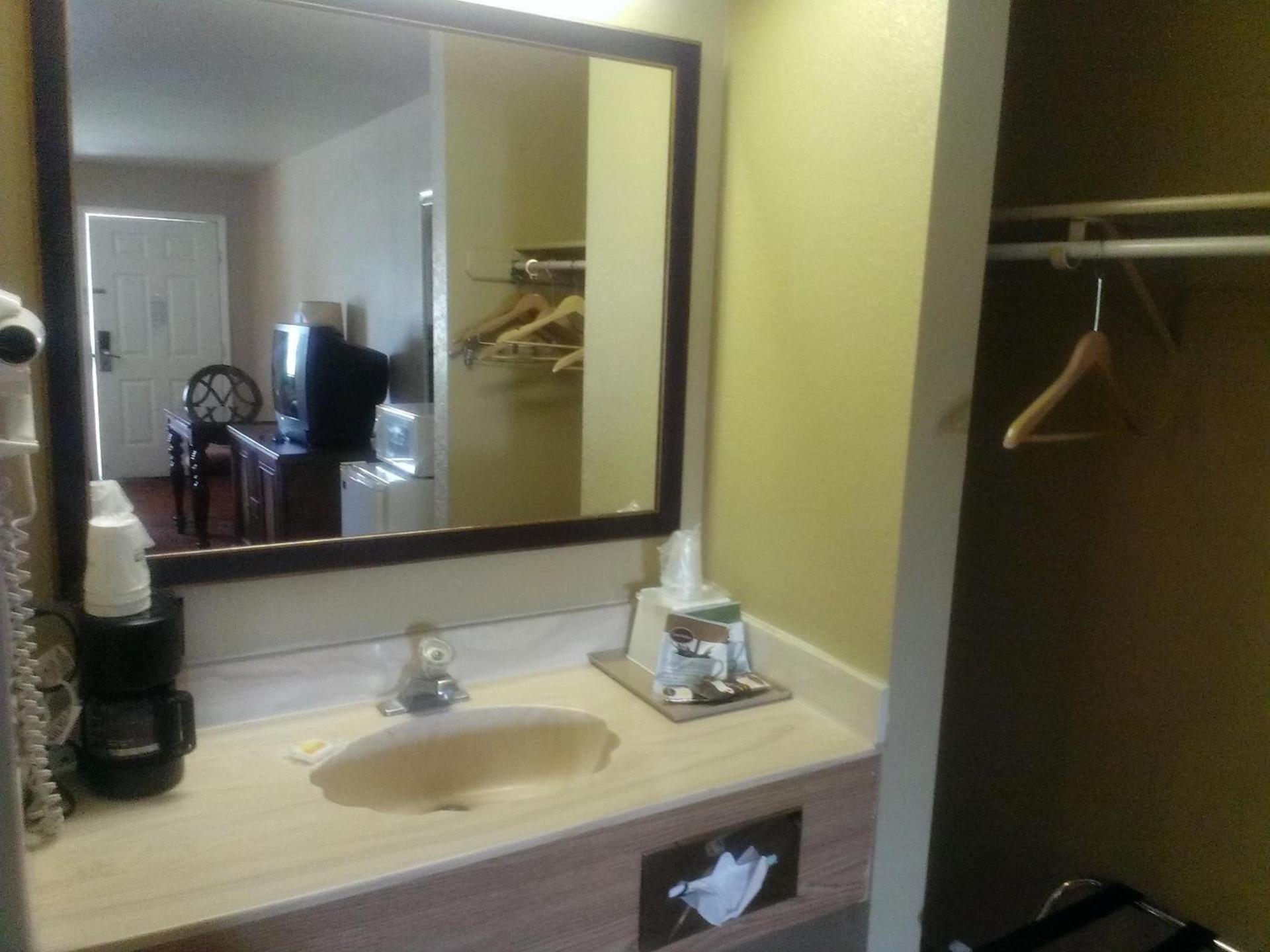 Days Inn by Wyndham Kingman East photo 26