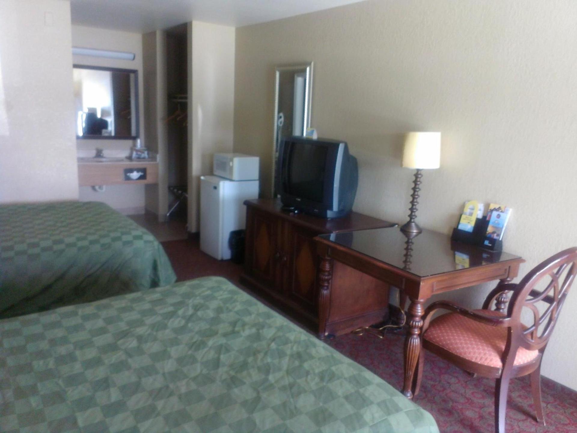 Days Inn by Wyndham Kingman East photo 27