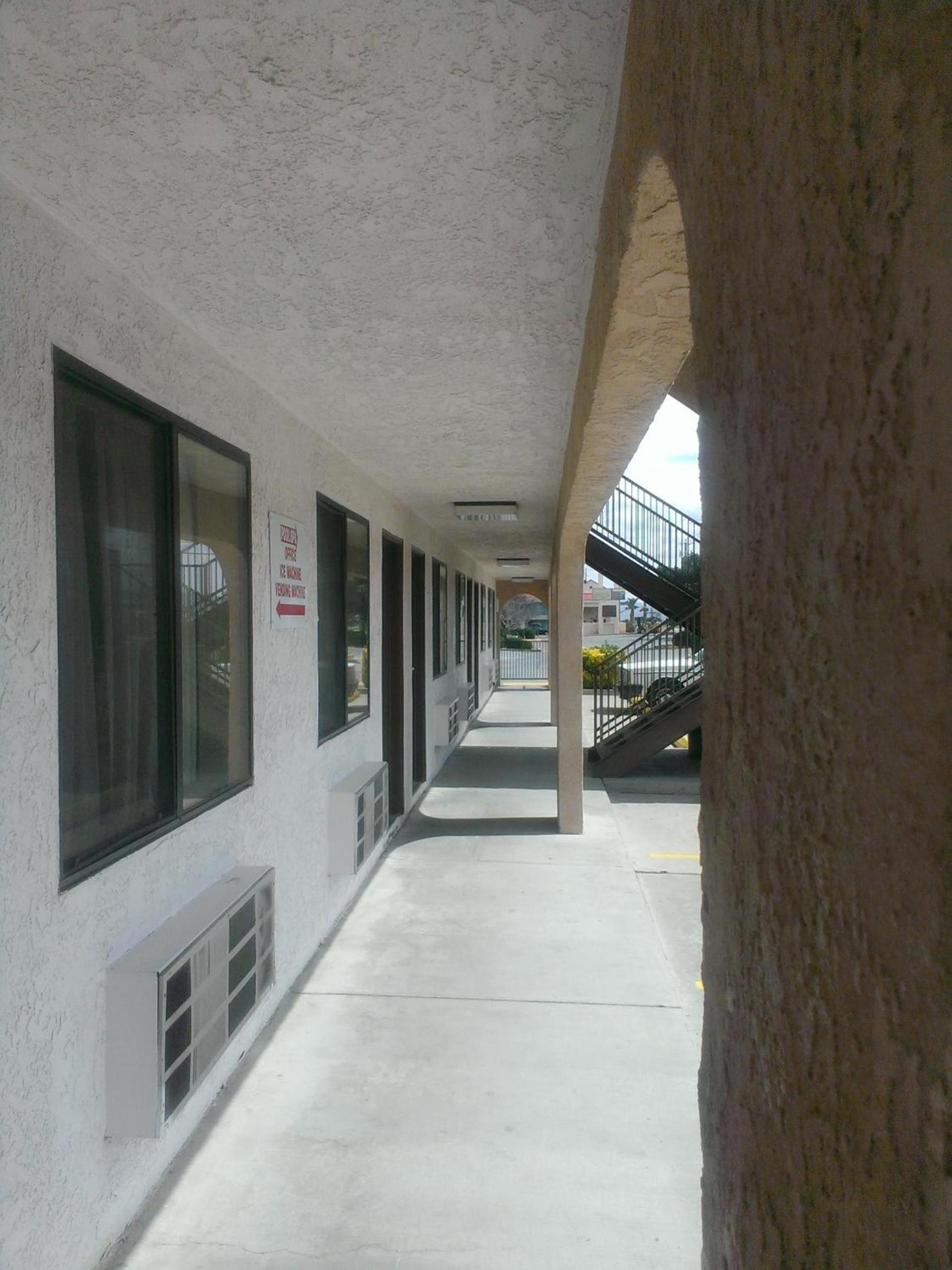 Days Inn by Wyndham Kingman East photo 30