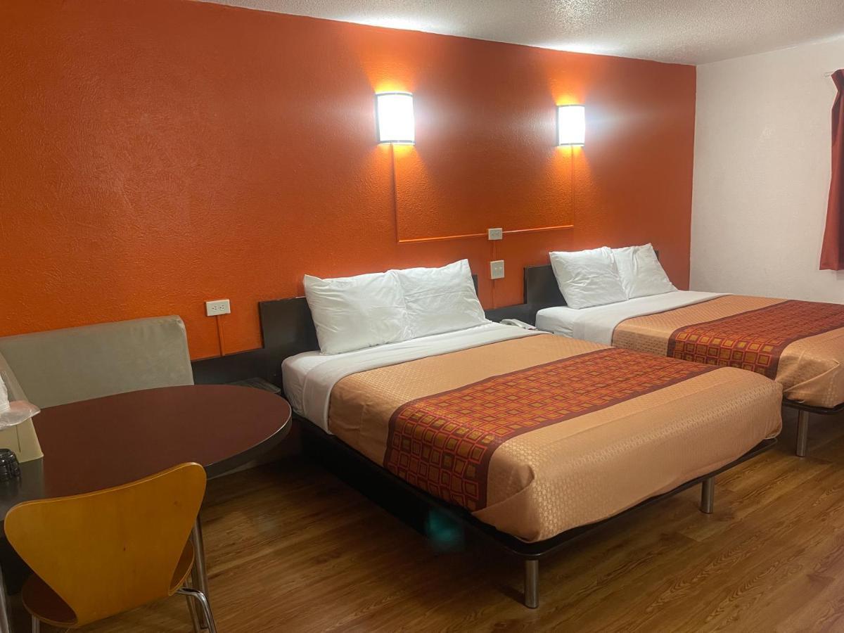 Regal 8 Inn & Suites photo 21
