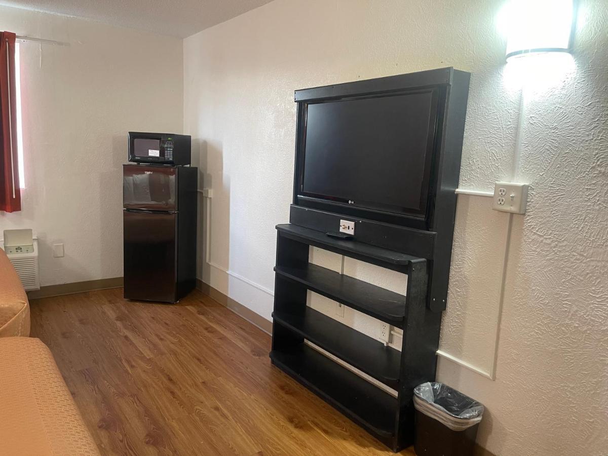 Regal 8 Inn & Suites photo 30
