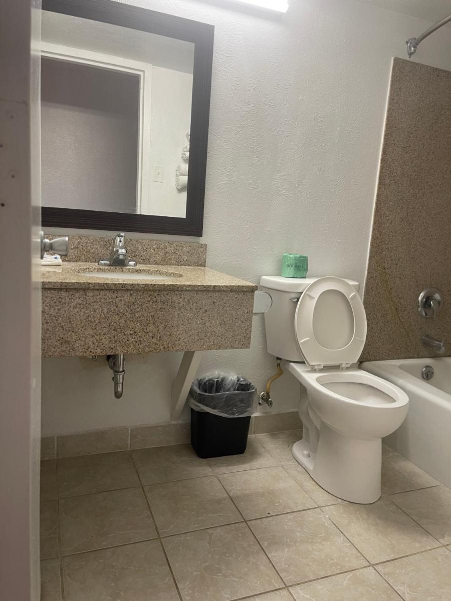 Regal 8 Inn & Suites photo 32
