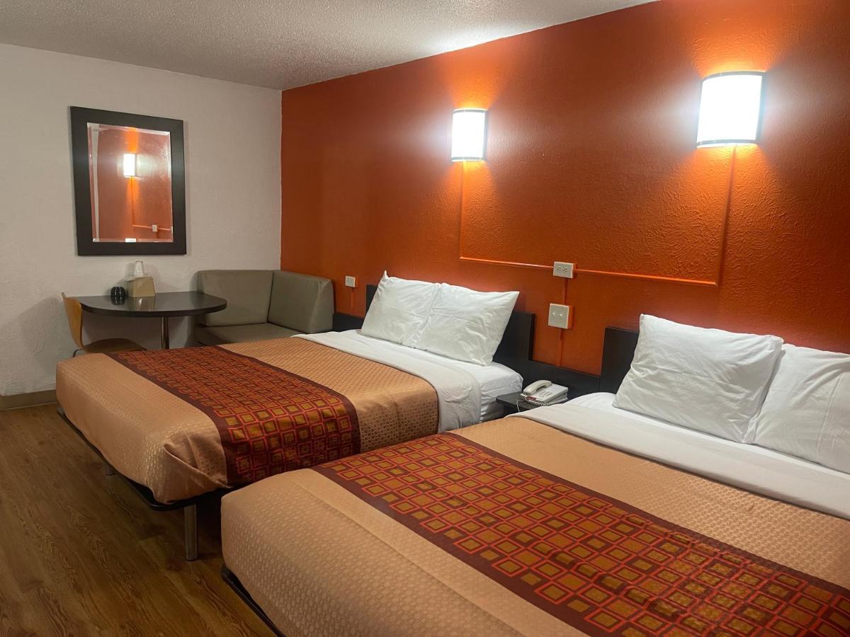 Regal 8 Inn & Suites photo 22